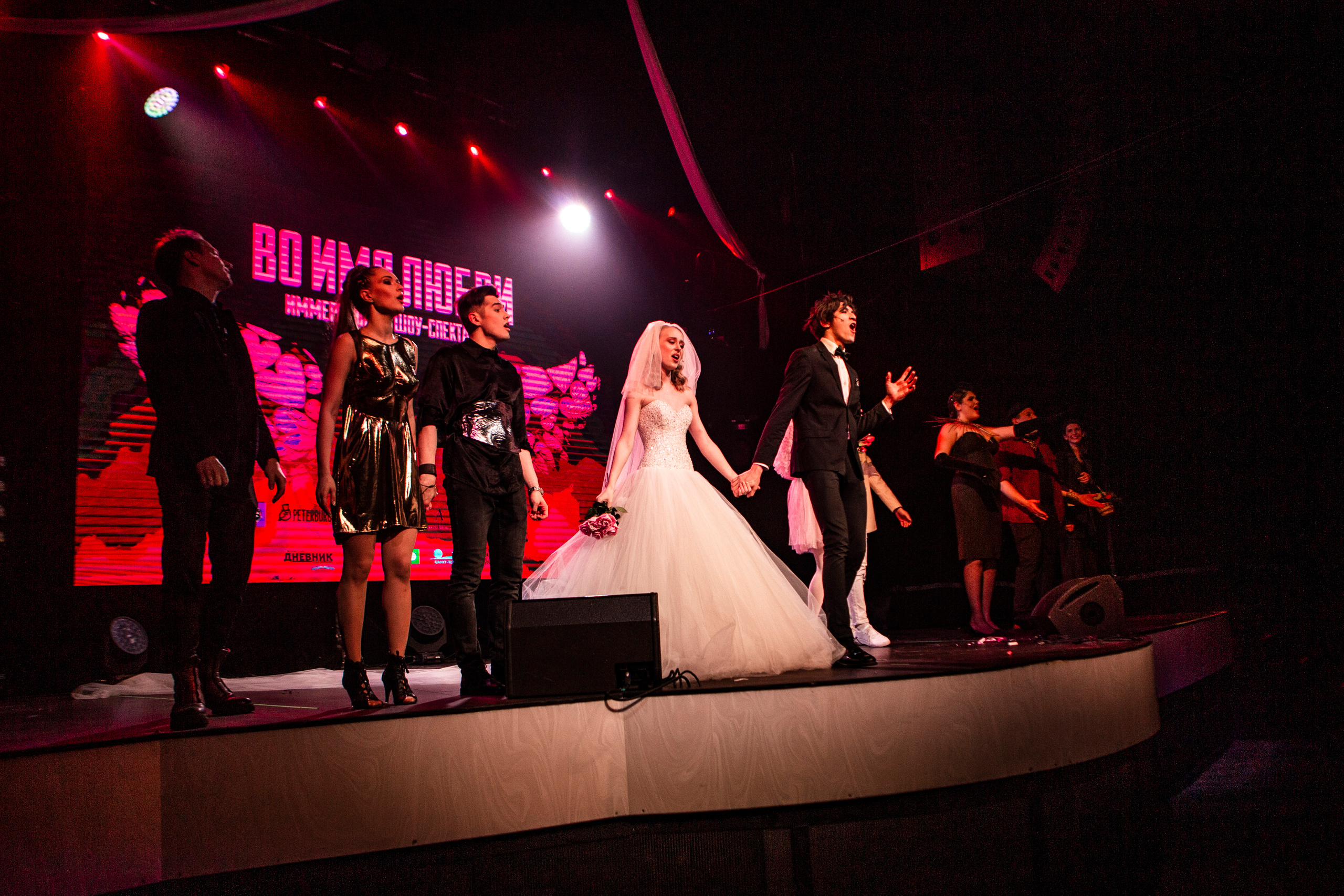 Кадры с пресс-показа иммерсивного шоу «Во имя любви» в «Designers from Russia»