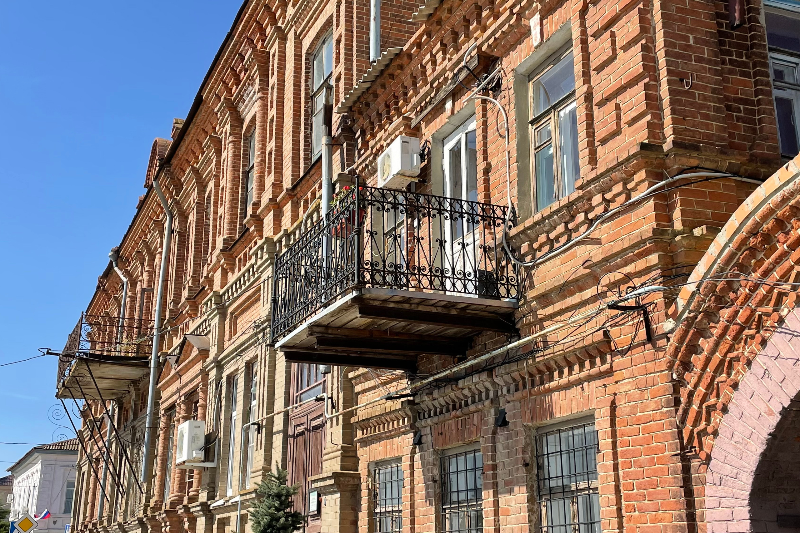 20 026 Здание из красного кирпича