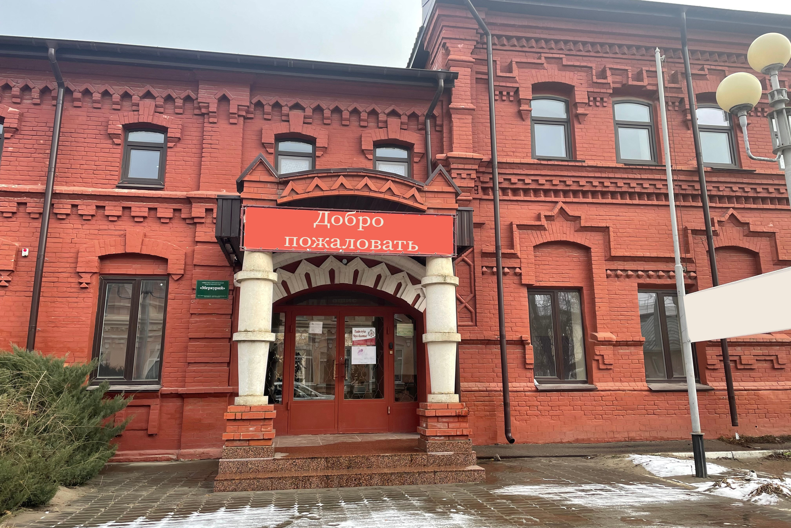 20 045 Здание из красного кирпича