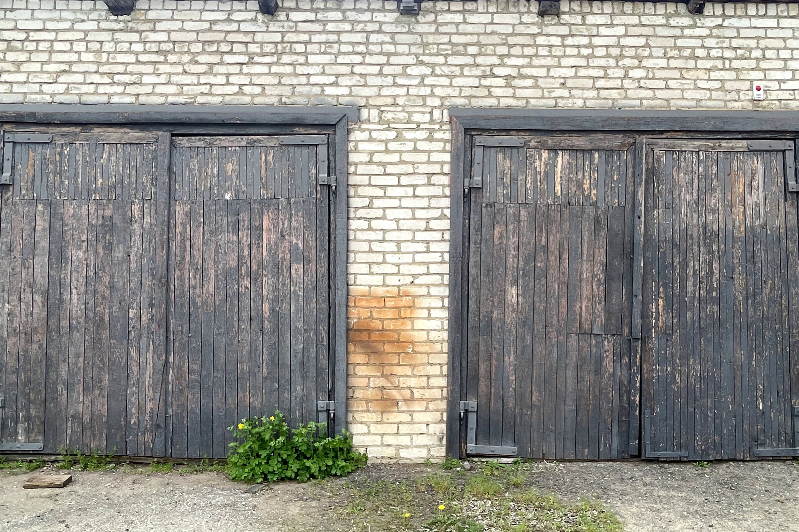 20 119 Гаражи с винтажными воротами