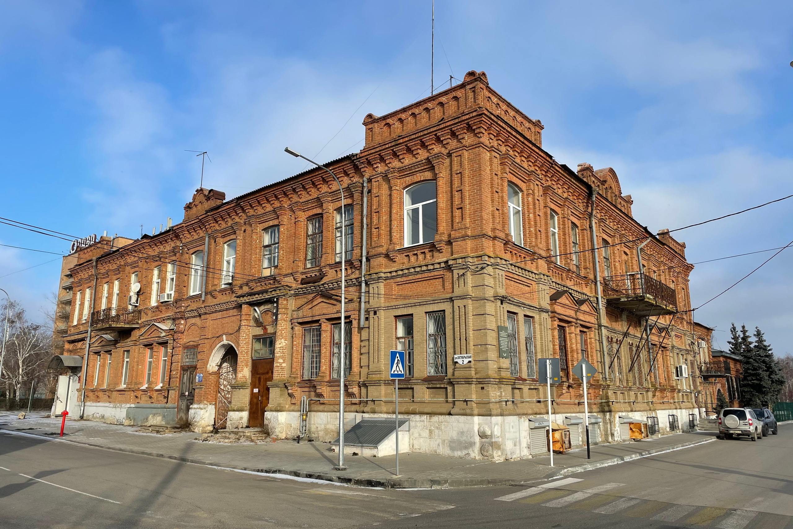 20 042 Здание красный кирпич