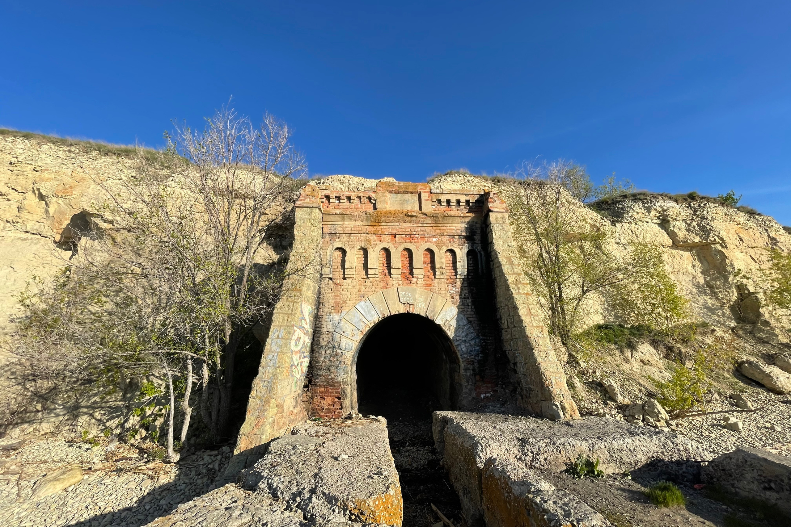 20 007 Ход в скале