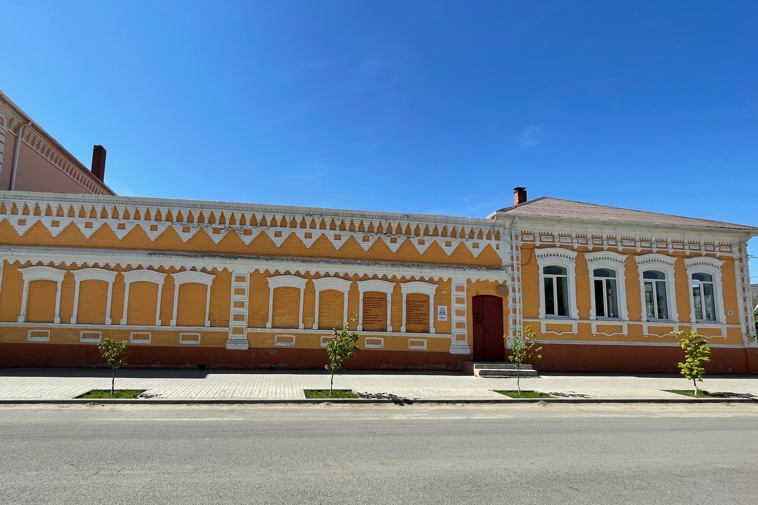 20 011 Здание желтый кирпич