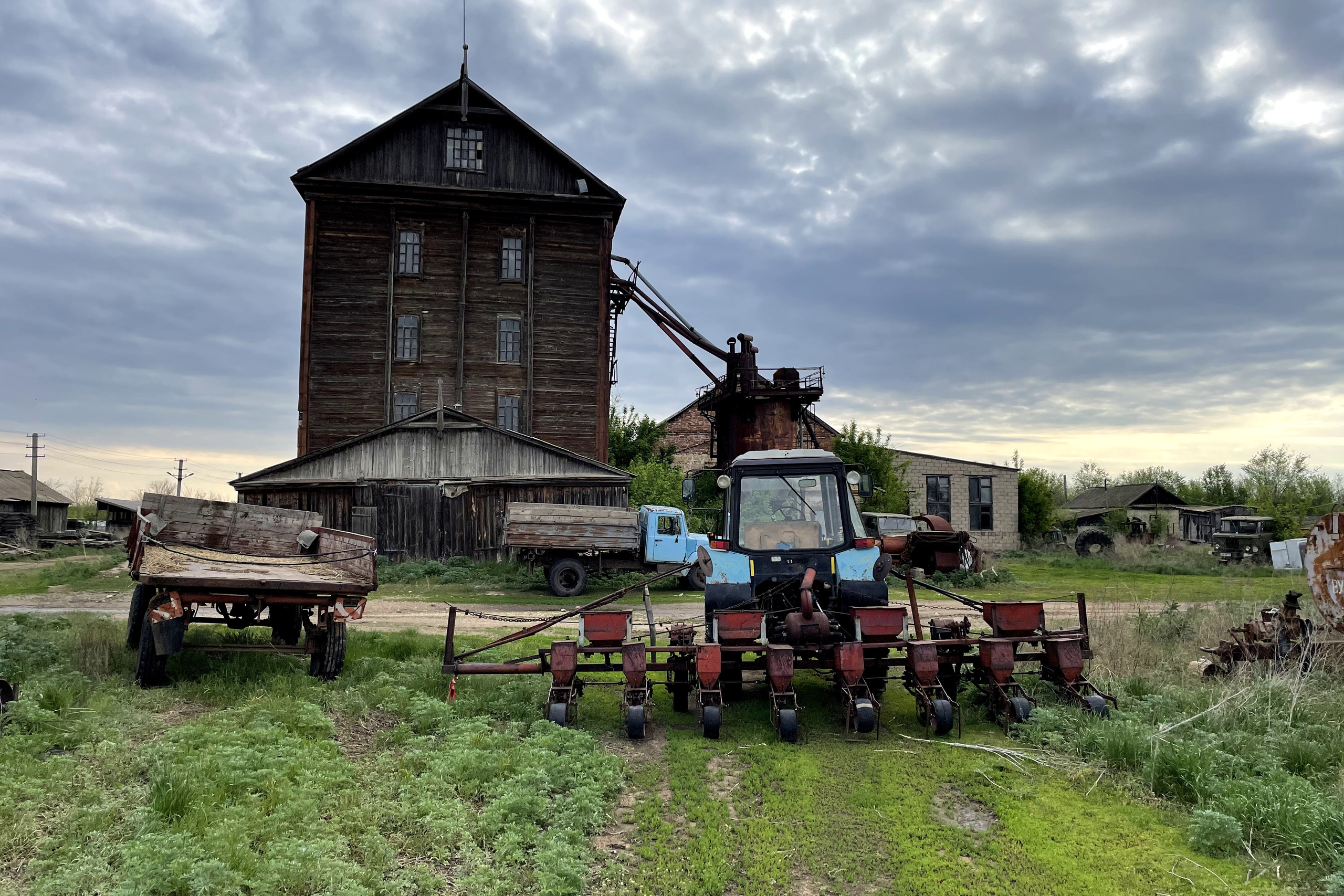 90 066 Трактор, прицеп-телега