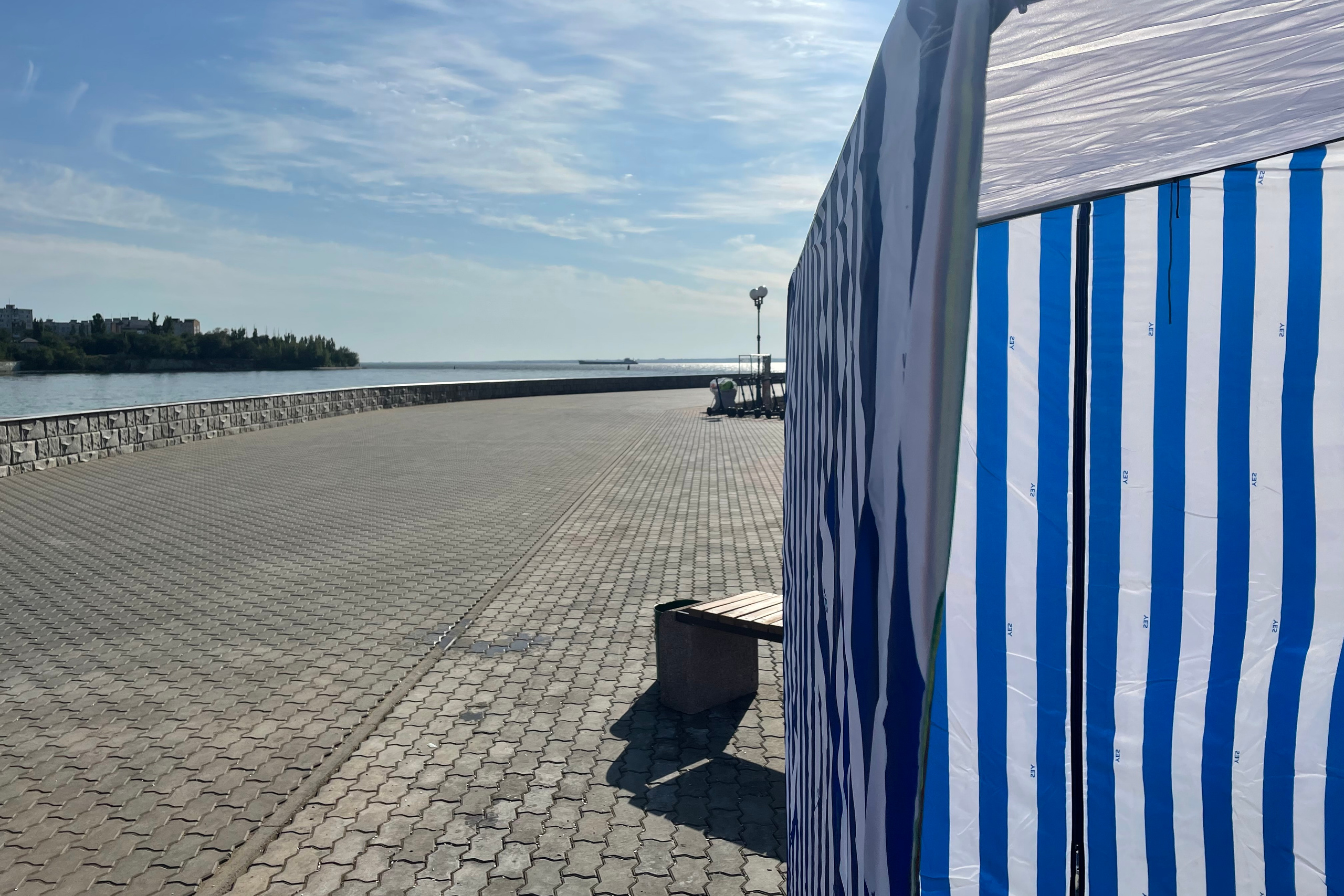 21 319 Набережная, палатка