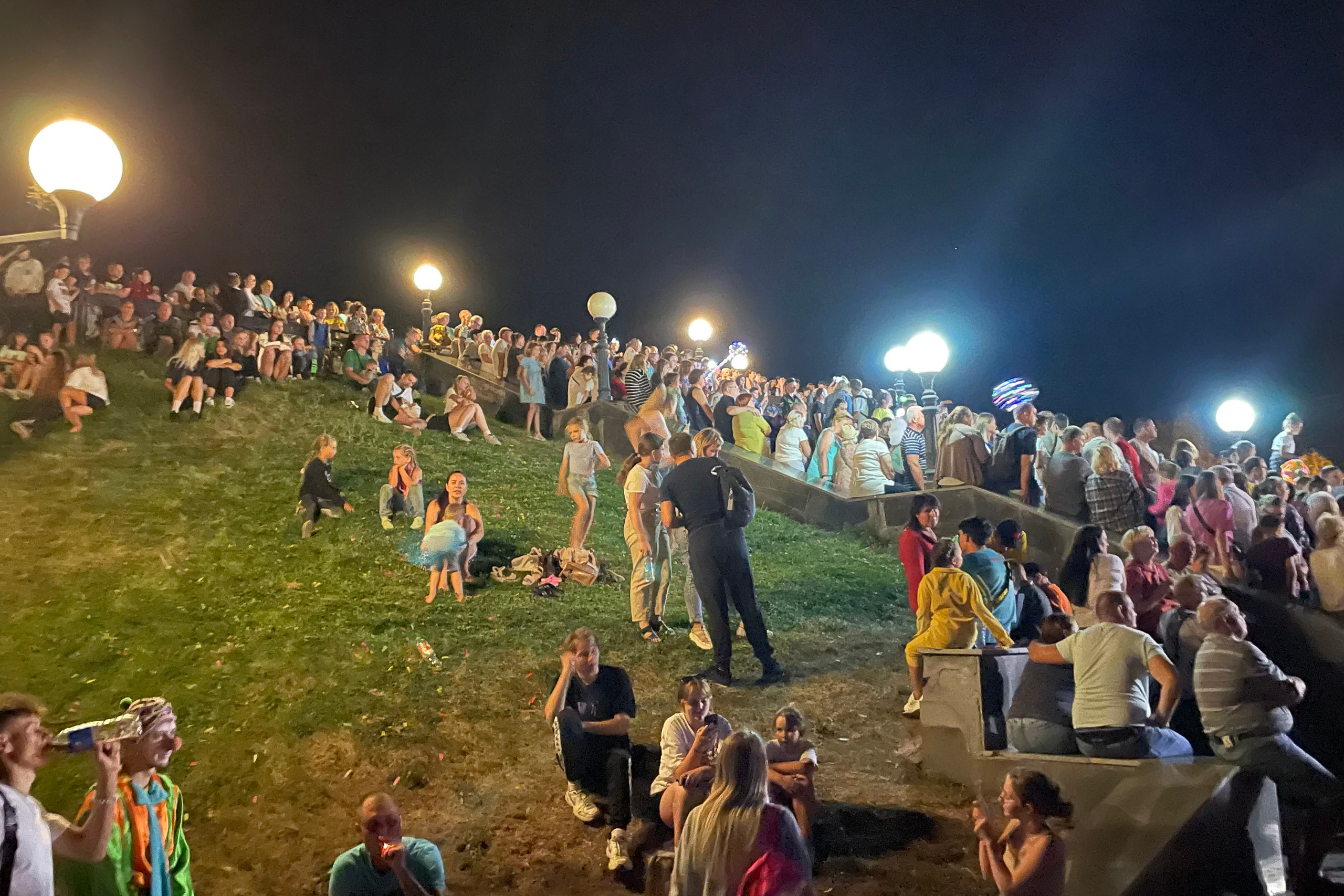 21 327 Набережная, праздник, сцена