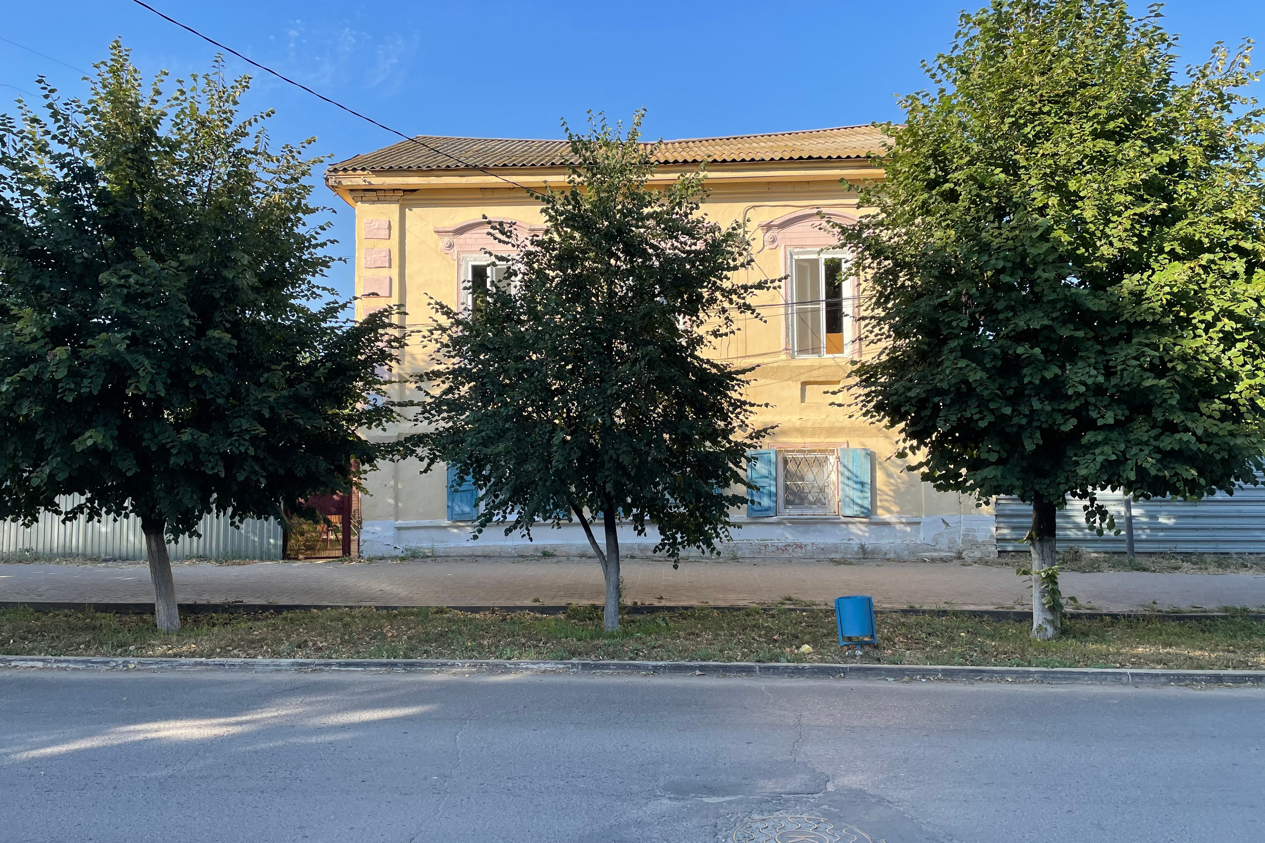 20 033 Желтый дом с голубыми ставнями