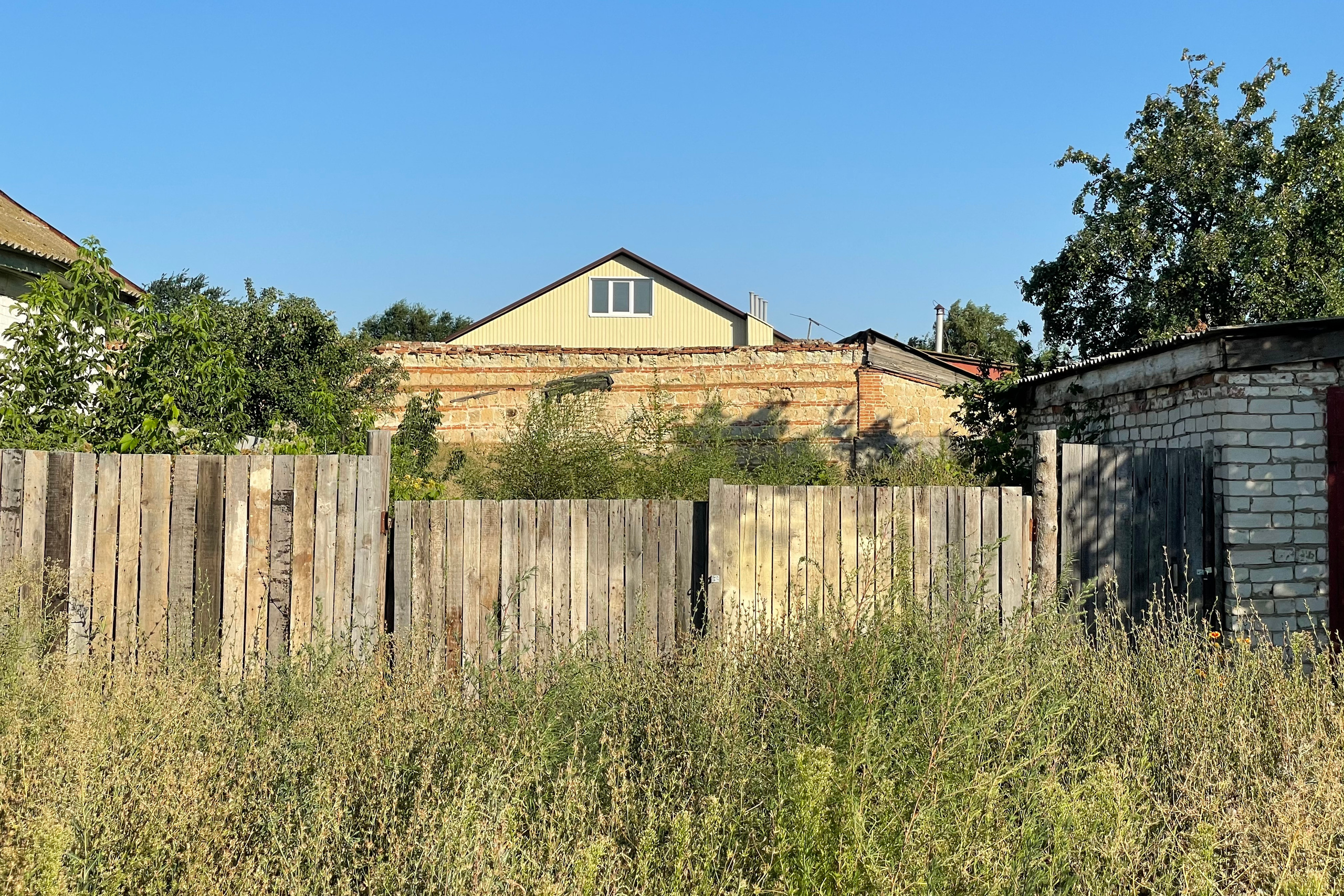 22 303 Деревянный забор, кирпичная стена, дом