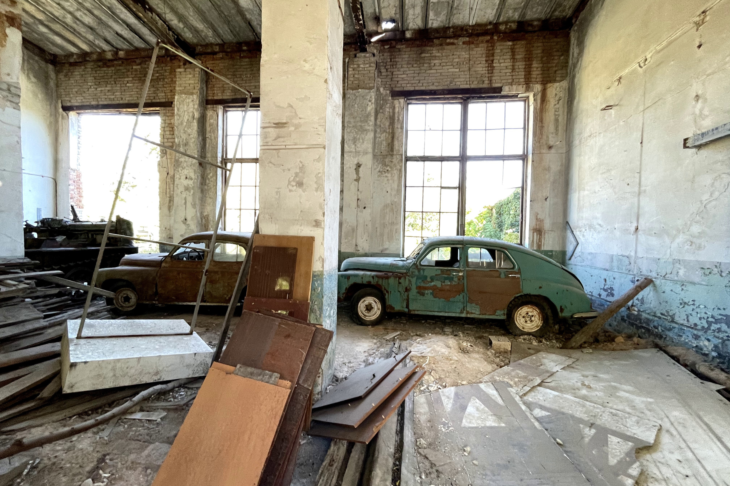 40 008 Автомобили внутри здания. Победы