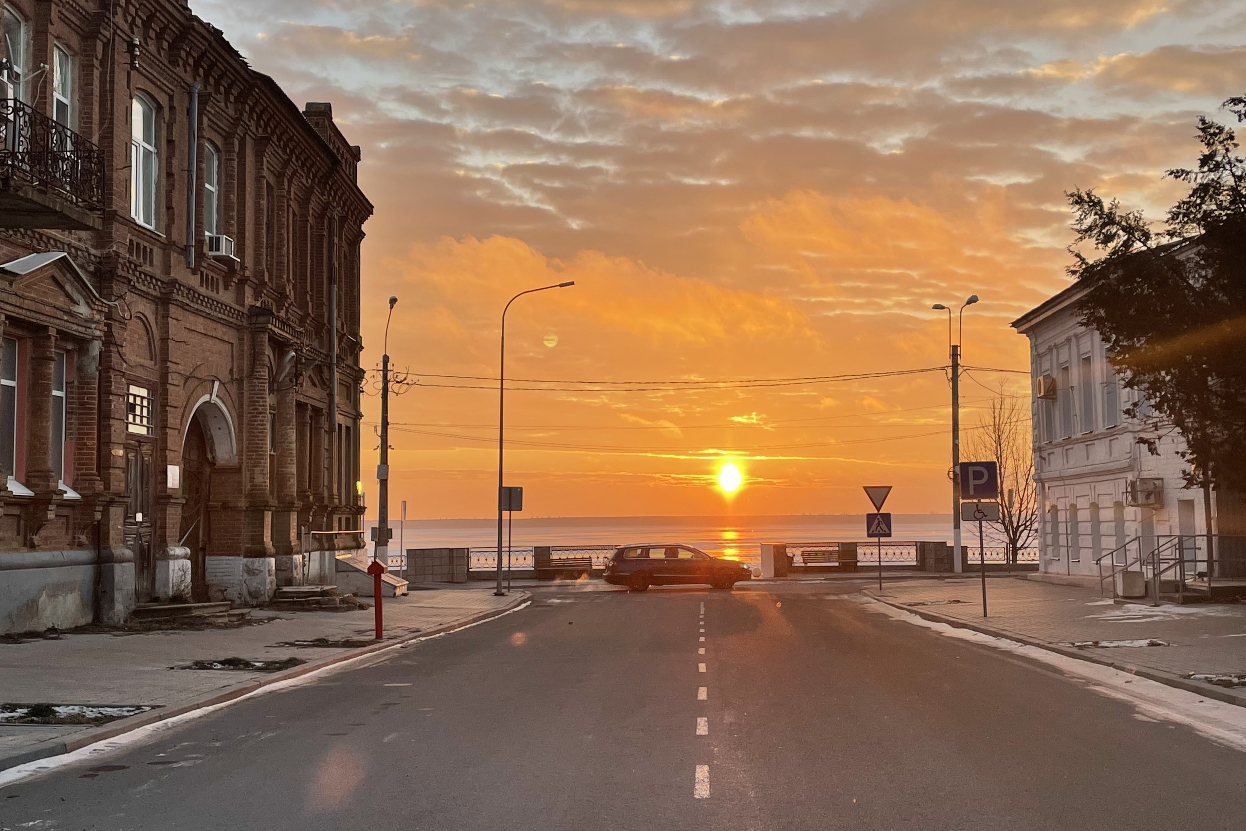 80 019 Улица, набережная, рассвет