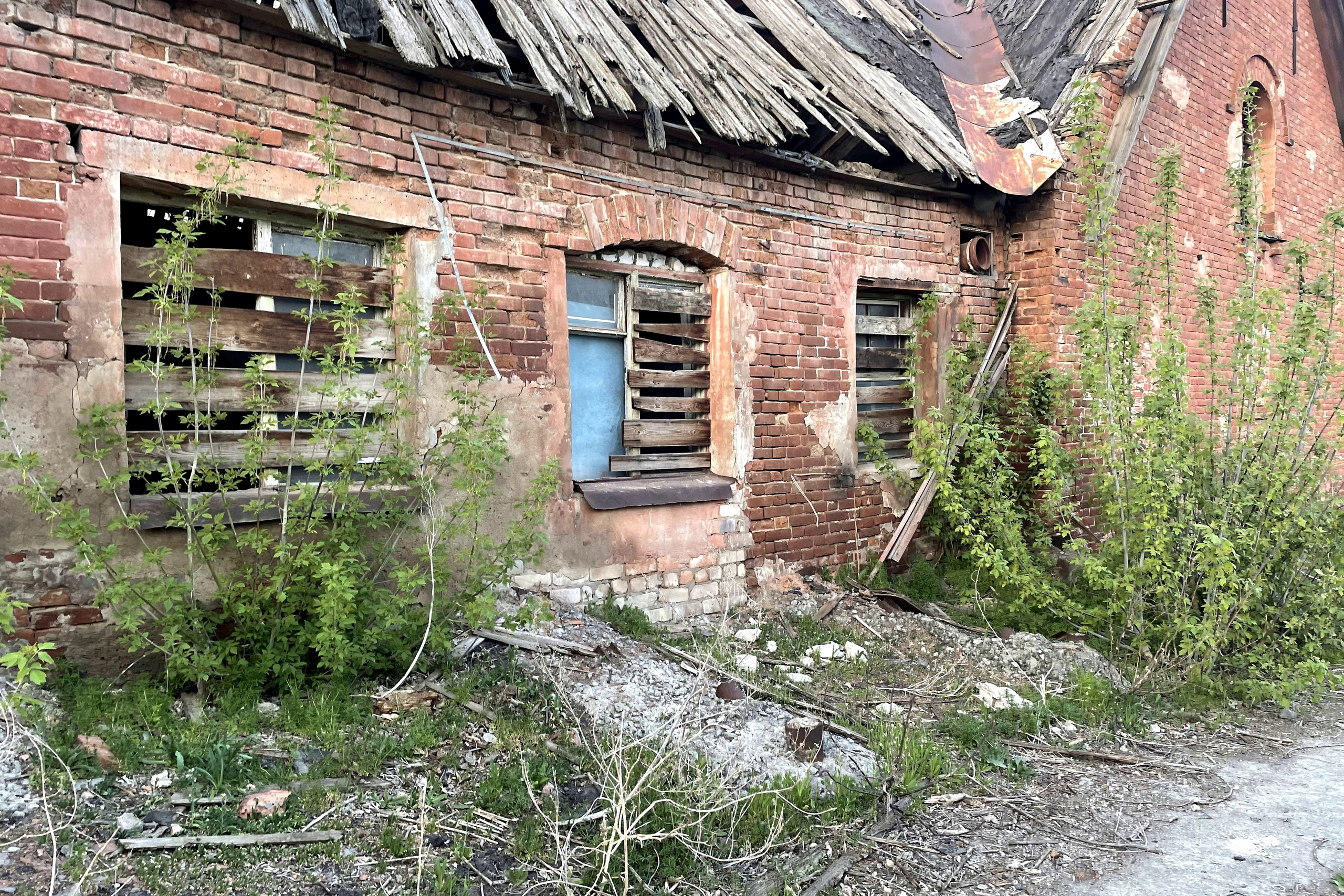 20 104 Здание из красного кирпича