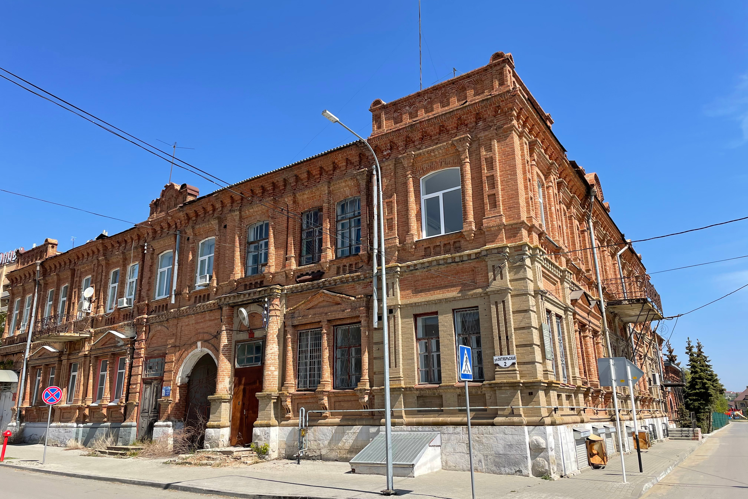 20 003 Дом Шнайдера. Здание красный кирпич