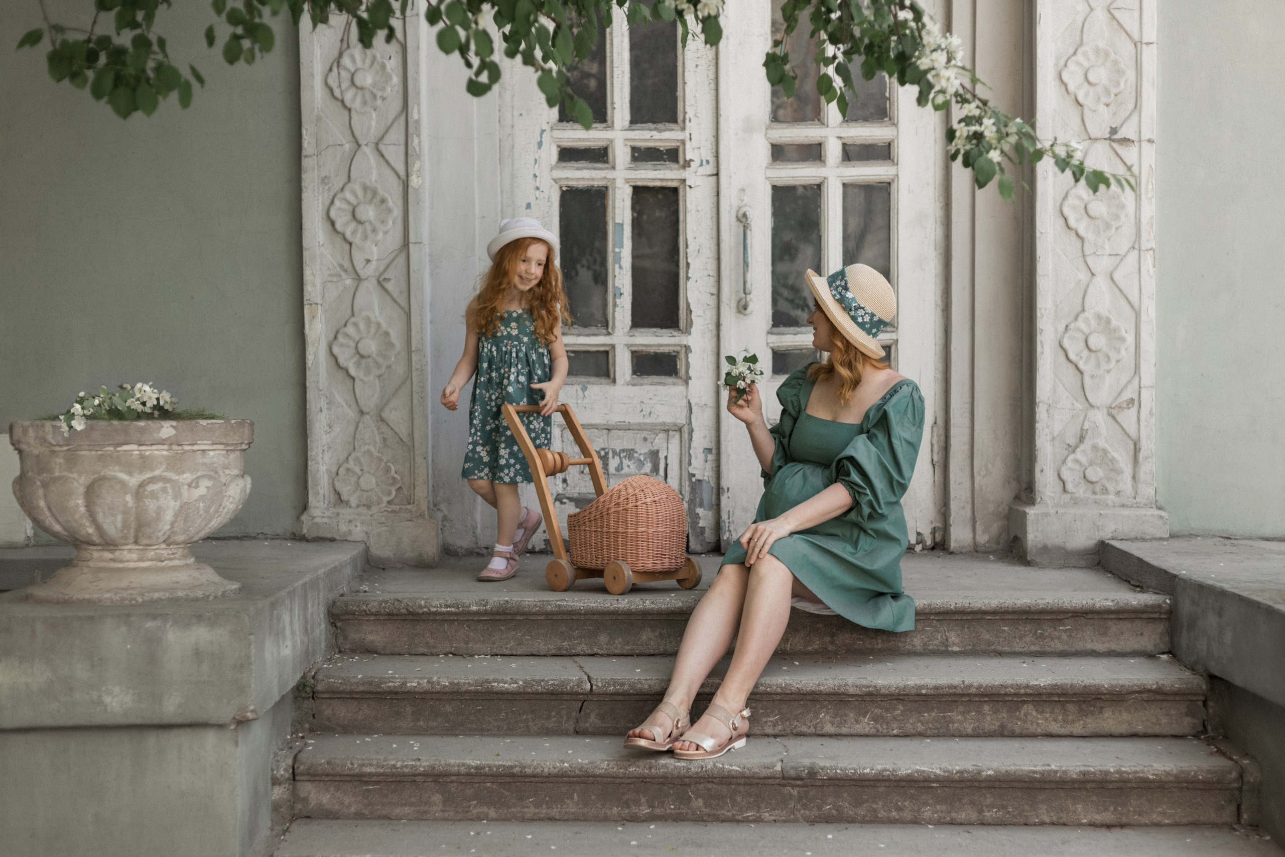 Алиса с мамой в цветении