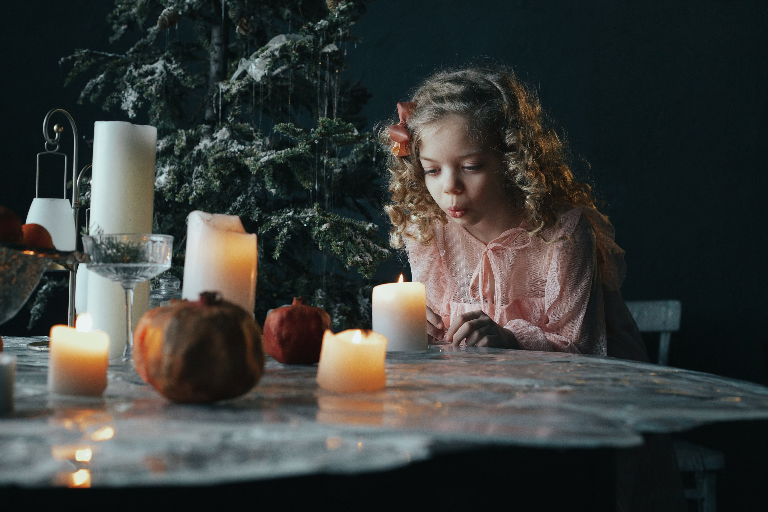 Ксюша в новогоднем зале