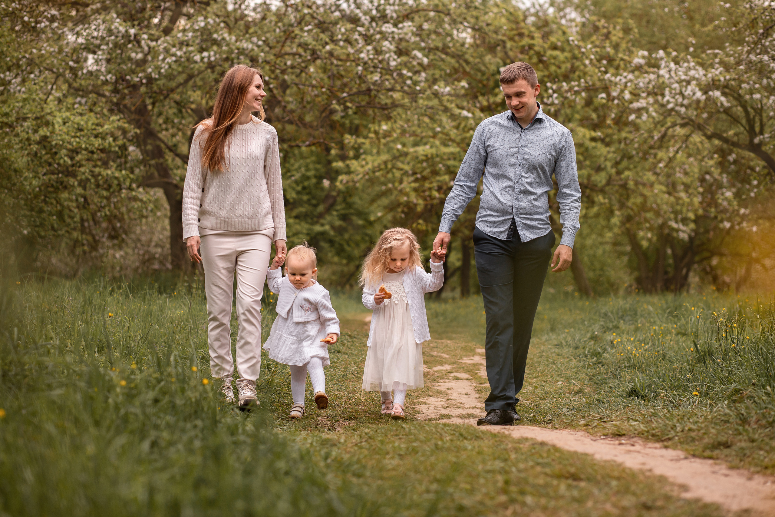 Прогулка в цветущем саду