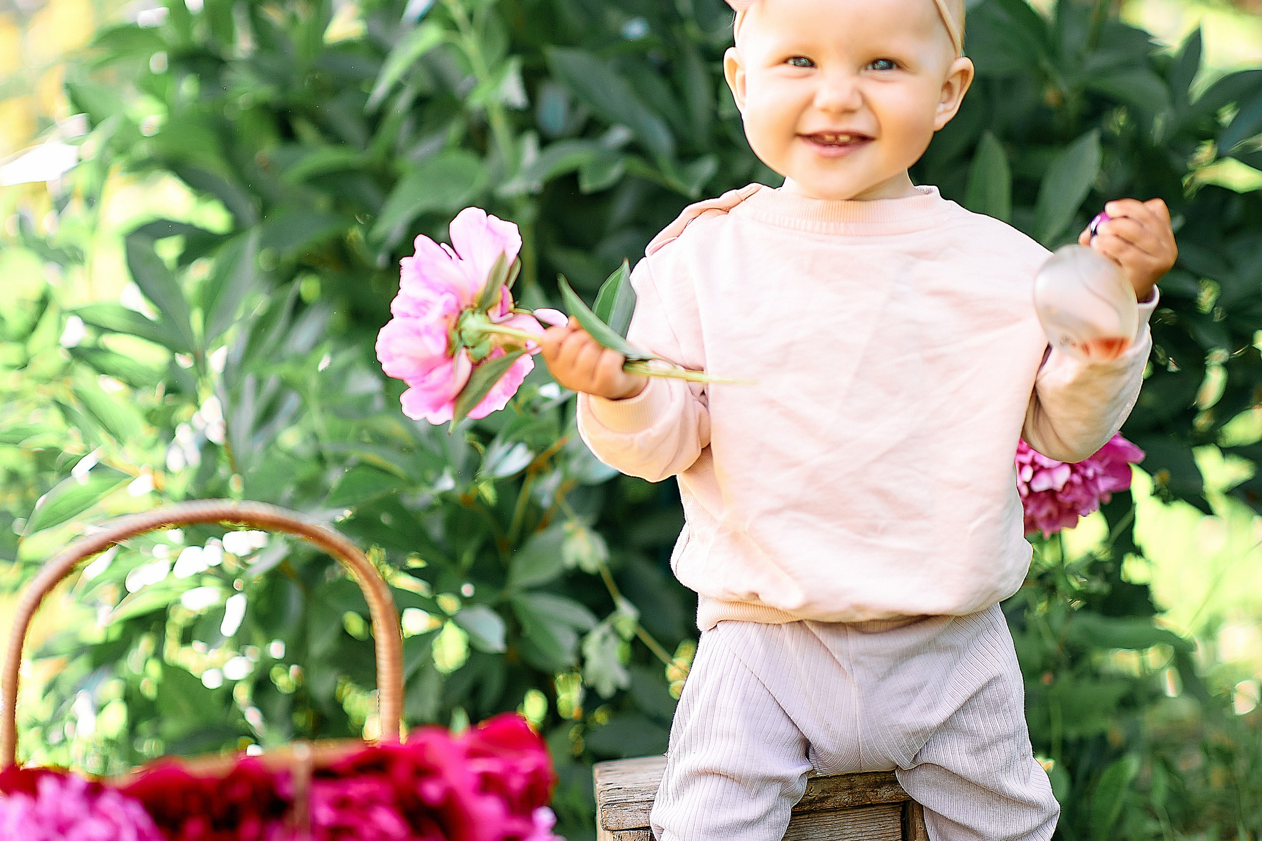 Сонечка на даче в пионах