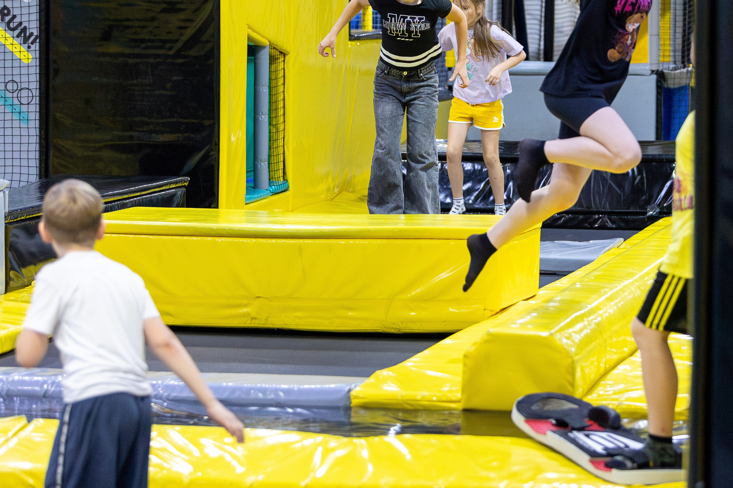 ДР Влада (батутная арена). Профессиональный интерьерный и репортажный фотограф Минск и РБ. Максим Орлов