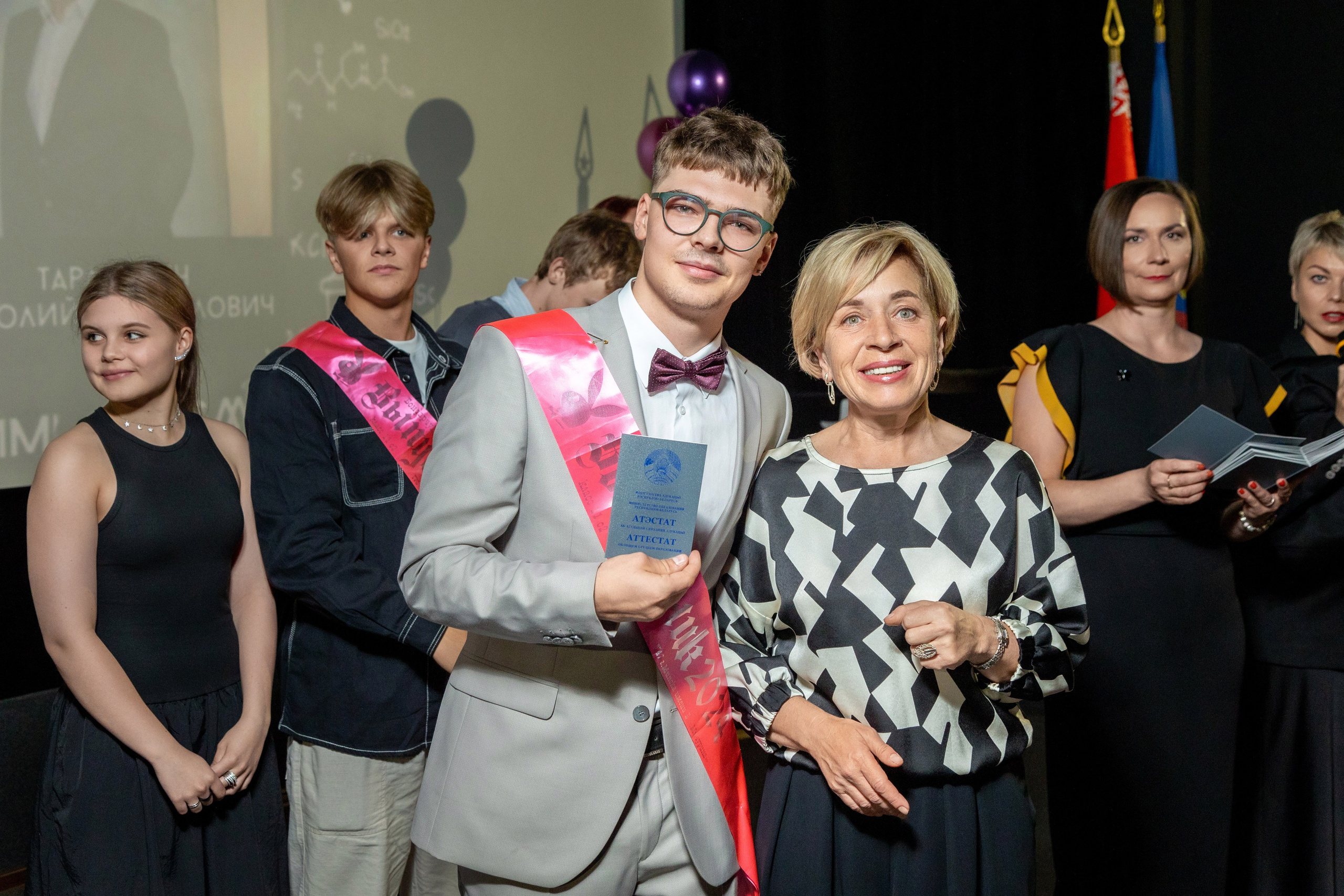 Вручение дипломов. 47 школа. Профессиональный интерьерный и репортажный фотограф Минск и РБ. Максим Орлов