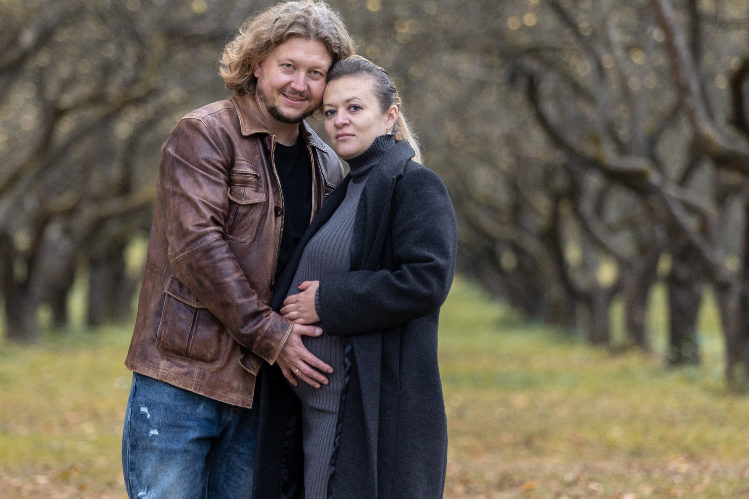 Олег и Марина. В ожидании. Фотосъемка в парке. Профессиональный интерьерный и репортажный фотограф Минск и РБ. Максим Орлов