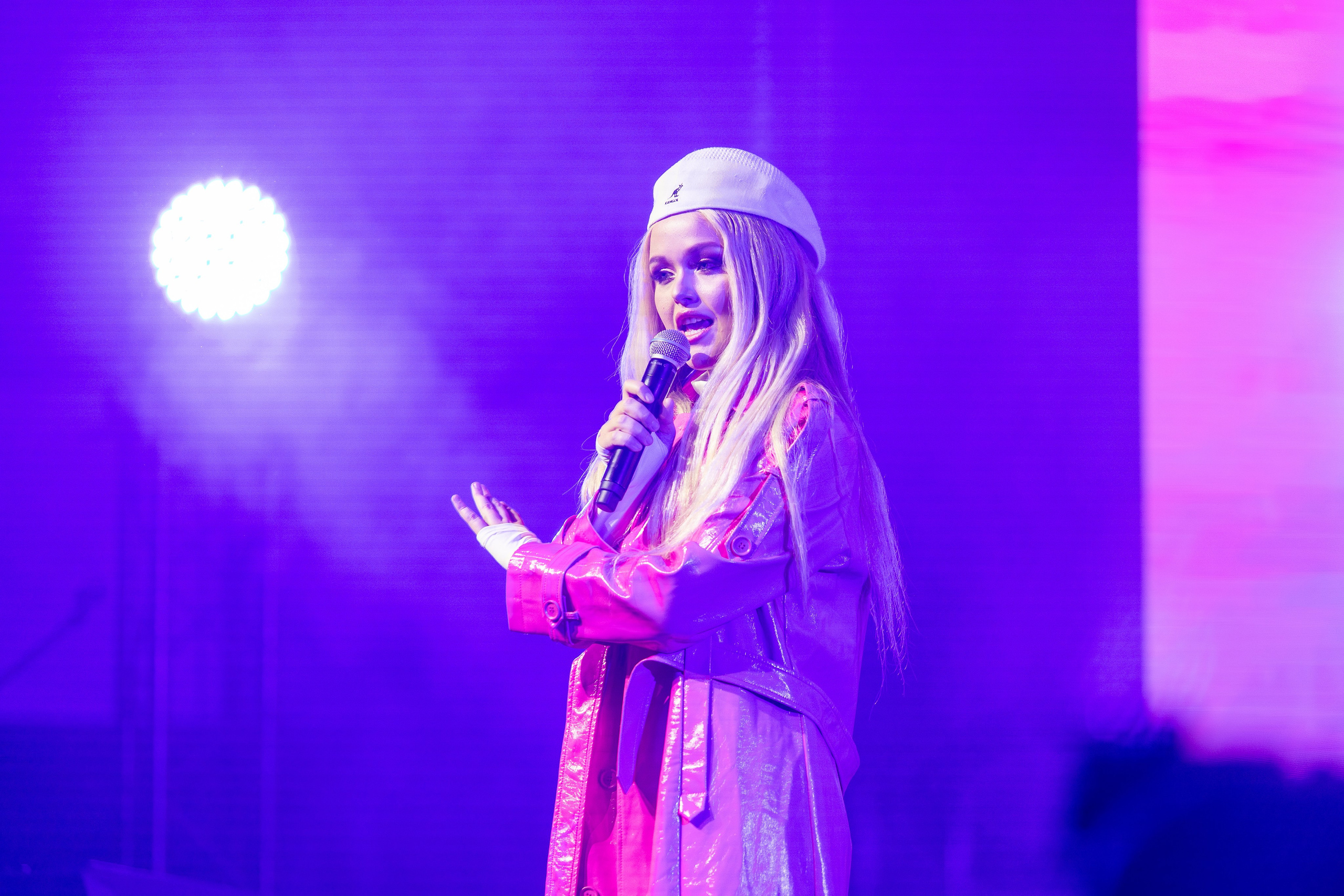 Концерт Насти Кравченко. Профессиональный интерьерный и репортажный фотограф Минск и РБ. Максим Орлов