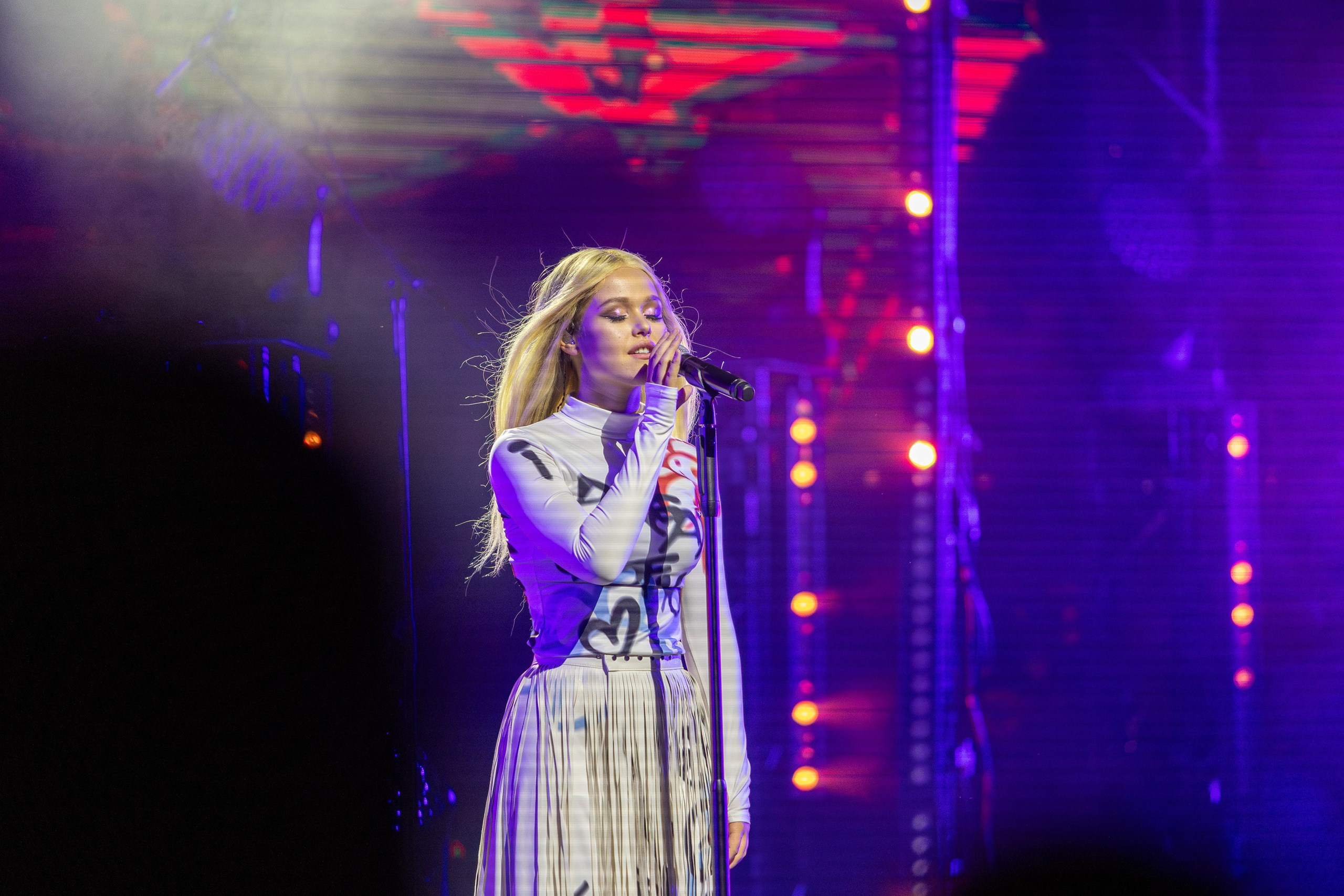 Концерт Насти Кравченко. Профессиональный интерьерный и репортажный фотограф Минск и РБ. Максим Орлов