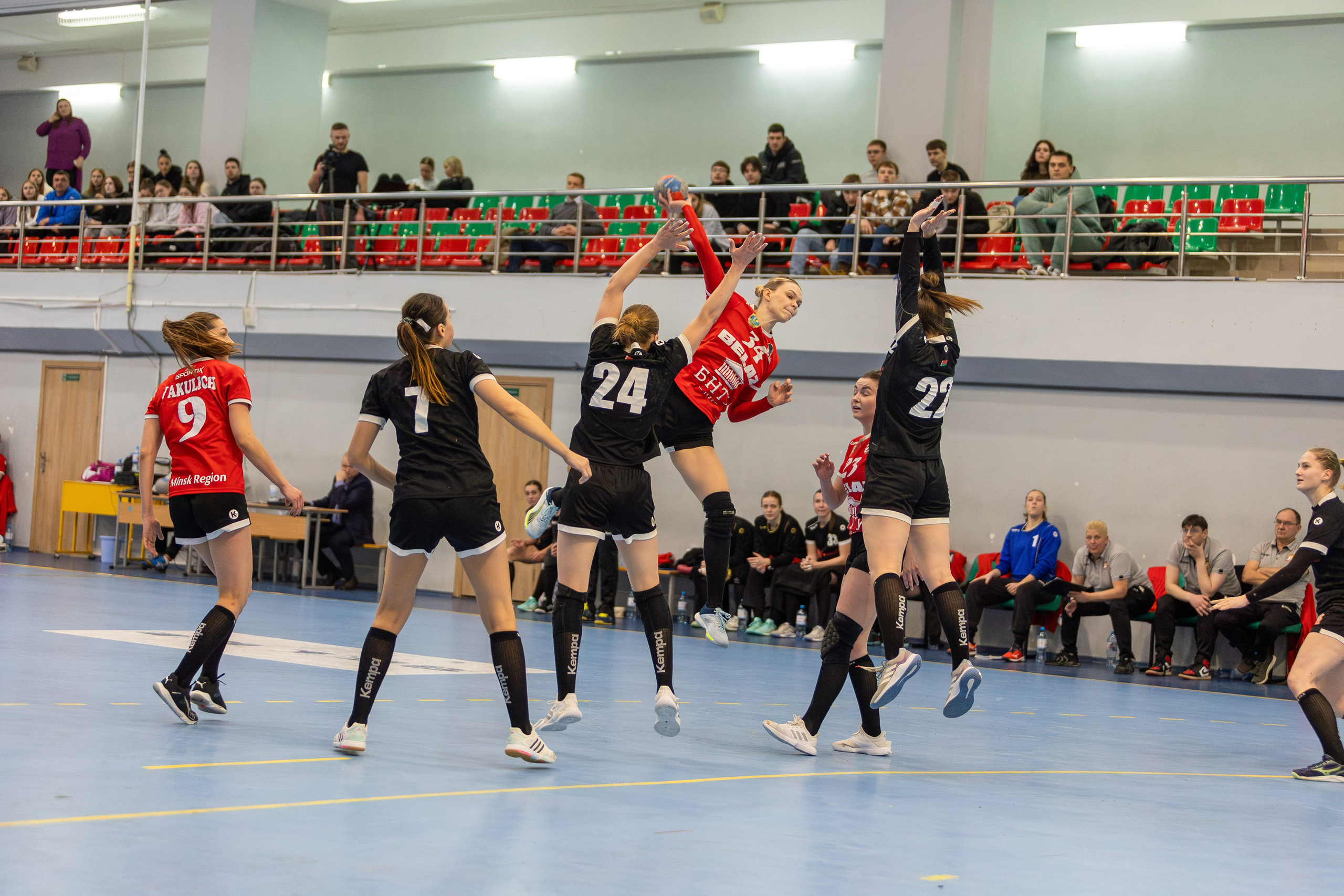 Гандбол. Лучшие кадры. БНТУ — Гродничанка. 13.12.2023. Профессиональный интерьерный и репортажный фотограф Минск и РБ. Максим Орлов