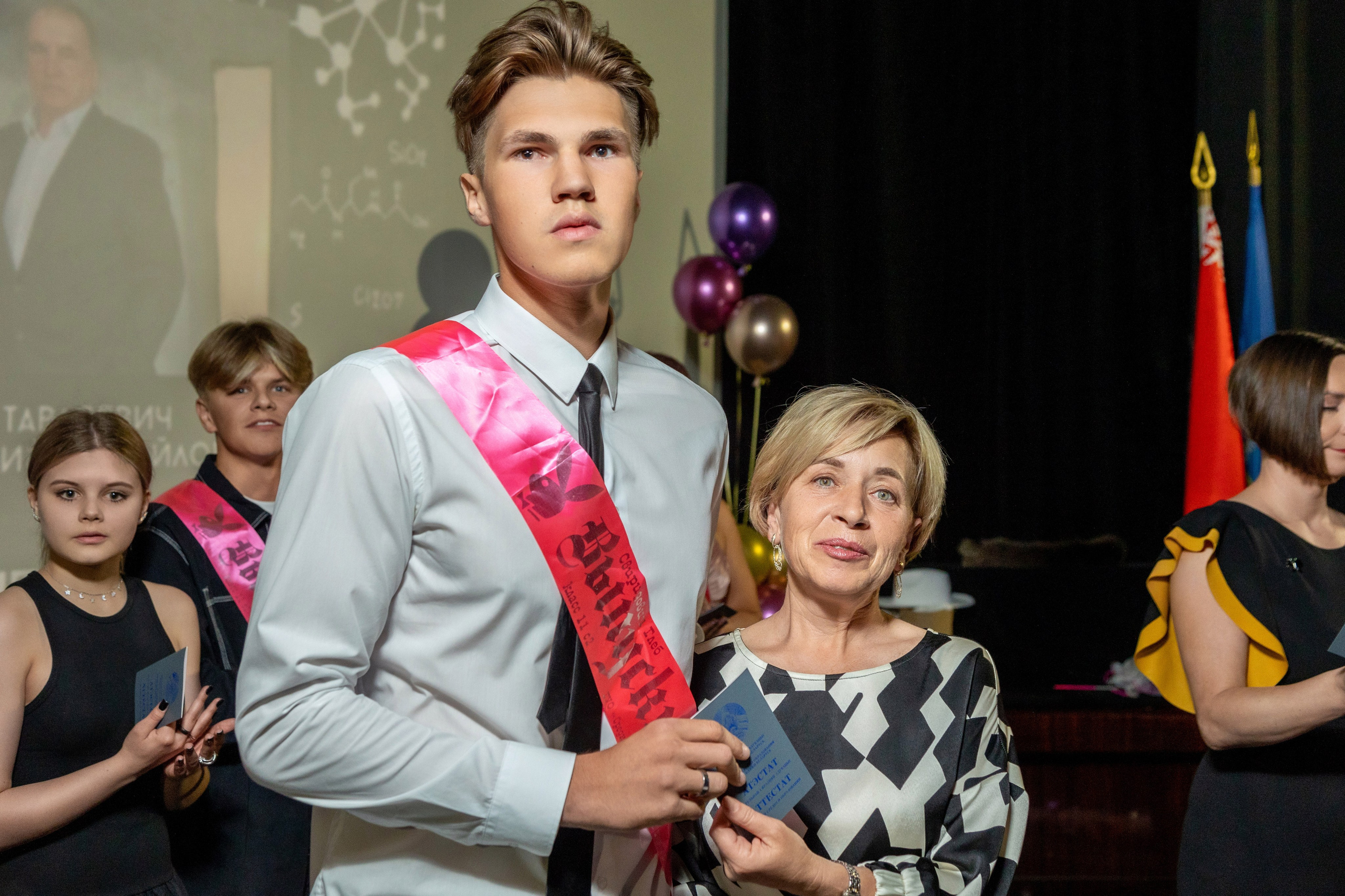 Вручение дипломов. 47 школа. Профессиональный интерьерный и репортажный фотограф Минск и РБ. Максим Орлов