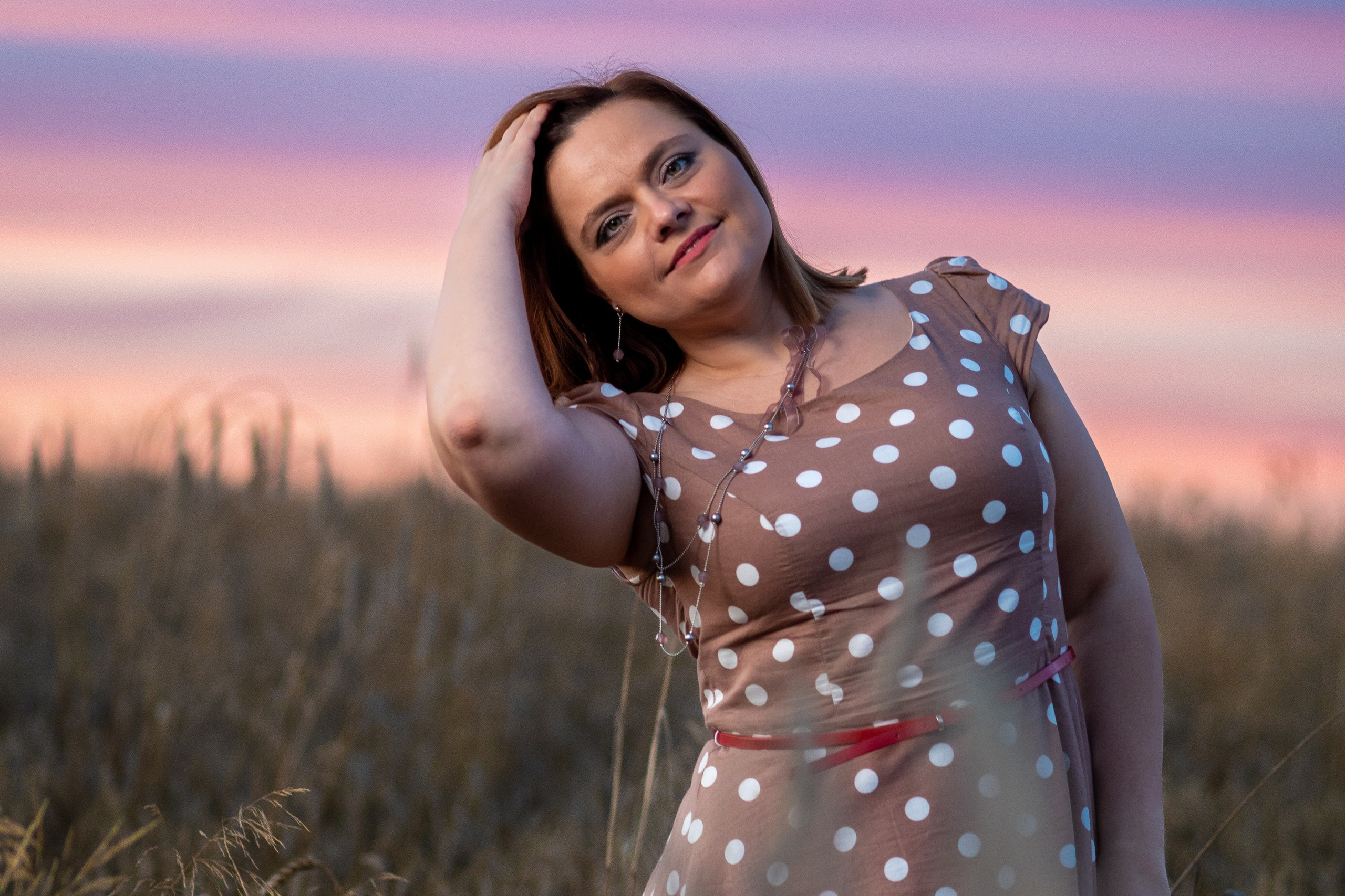 Катюша в поле на закате. Профессиональный интерьерный и репортажный фотограф Минск и РБ. Максим Орлов