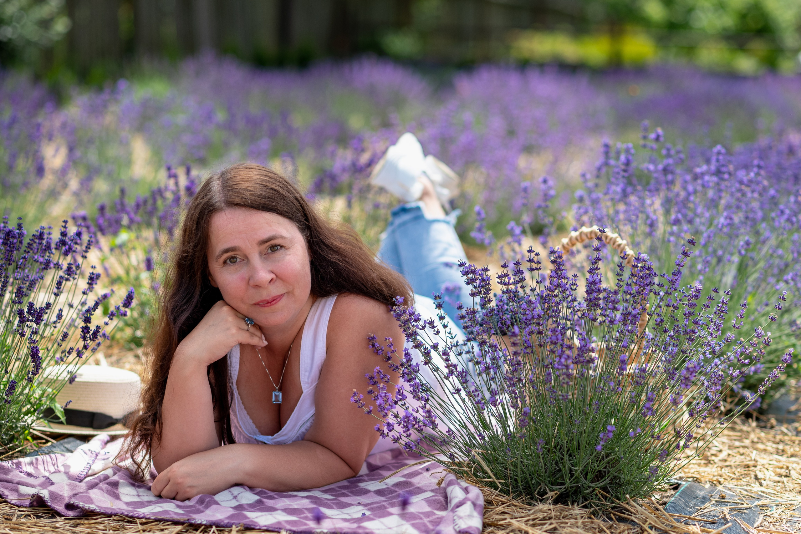 Катя и Оксана в лаванде. Профессиональный интерьерный и репортажный фотограф Минск и РБ. Максим Орлов