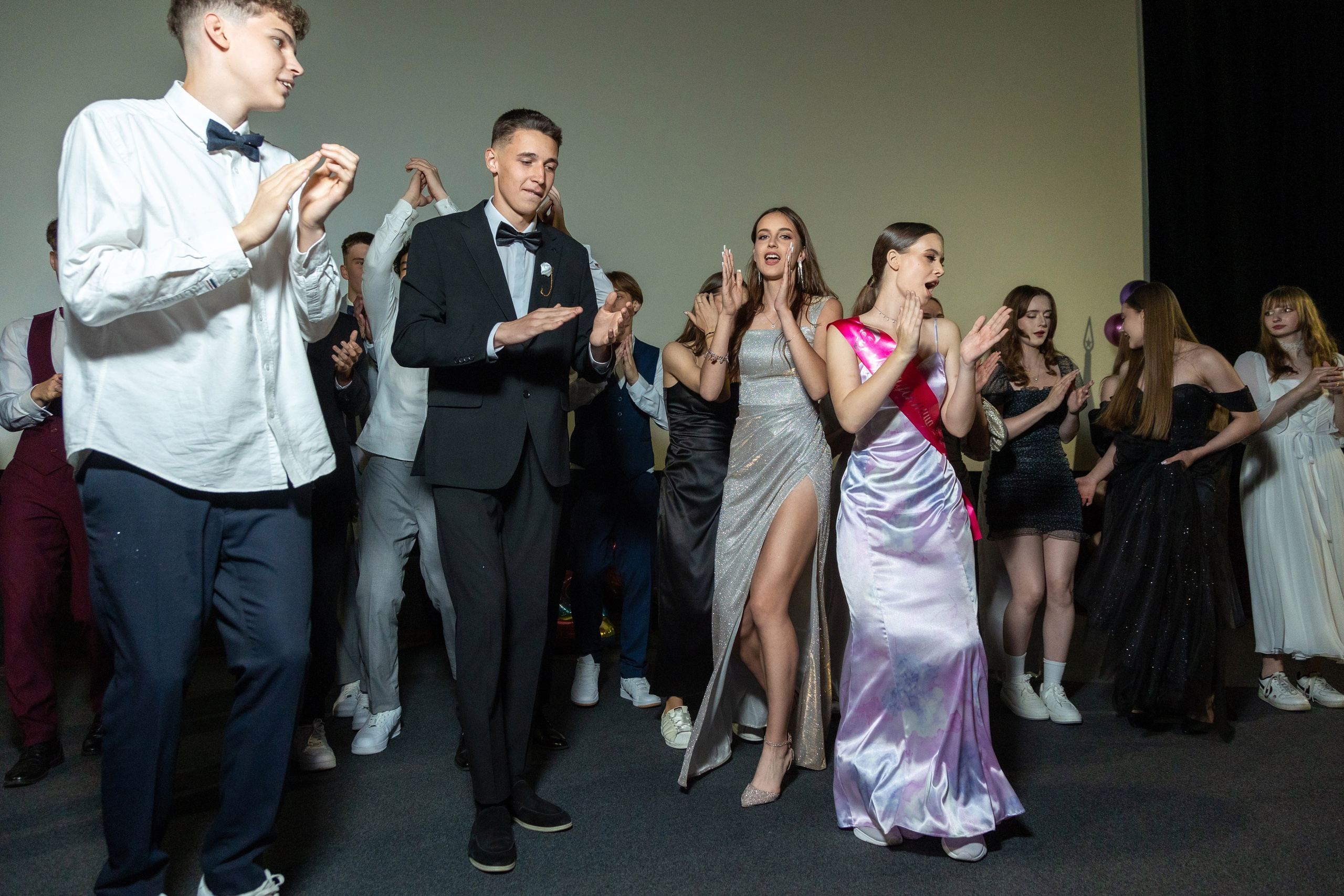 Вручение дипломов. 47 школа. Профессиональный интерьерный и репортажный фотограф Минск и РБ. Максим Орлов