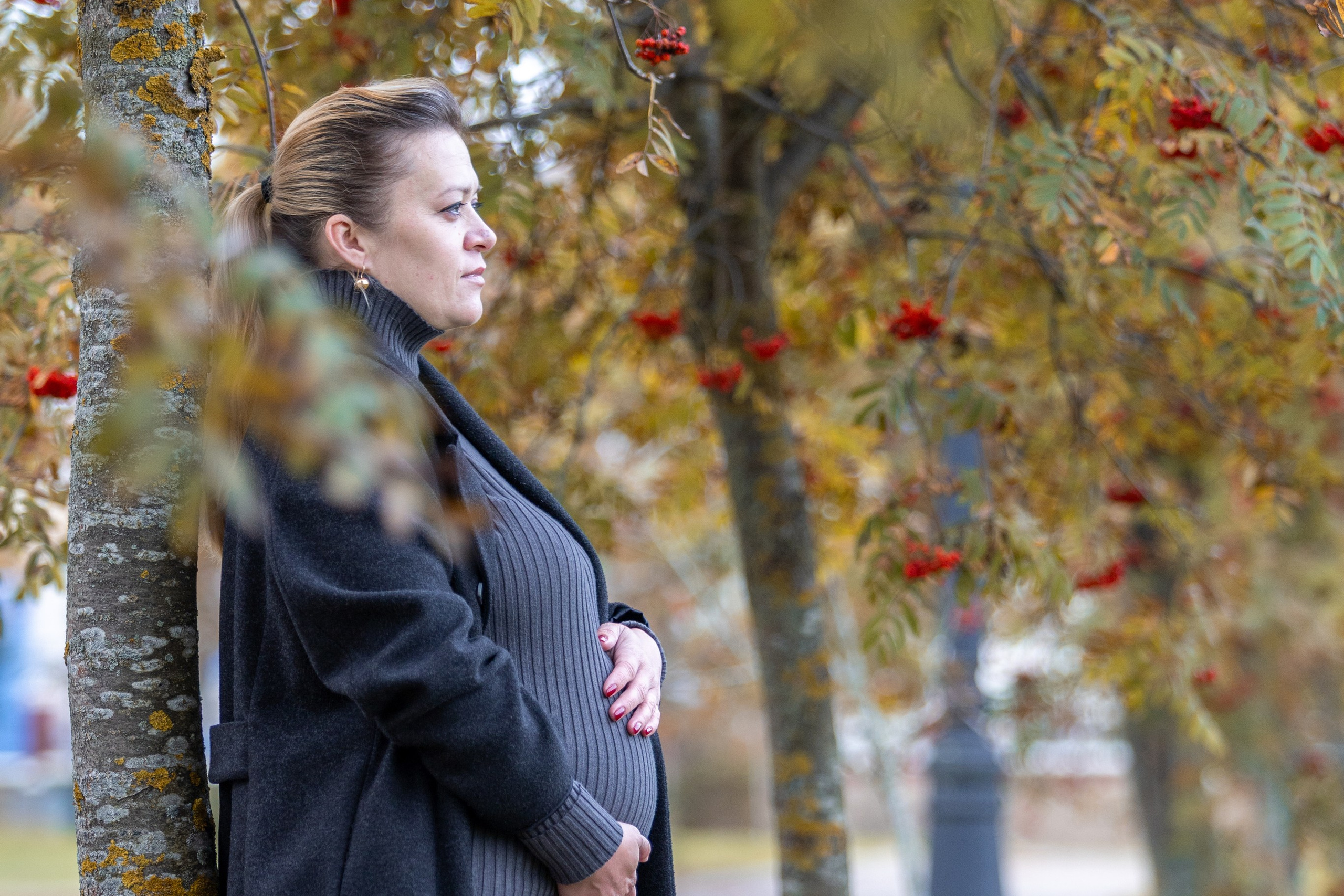 Олег и Марина. В ожидании. Фотосъемка в парке. Профессиональный интерьерный и репортажный фотограф Минск и РБ. Максим Орлов