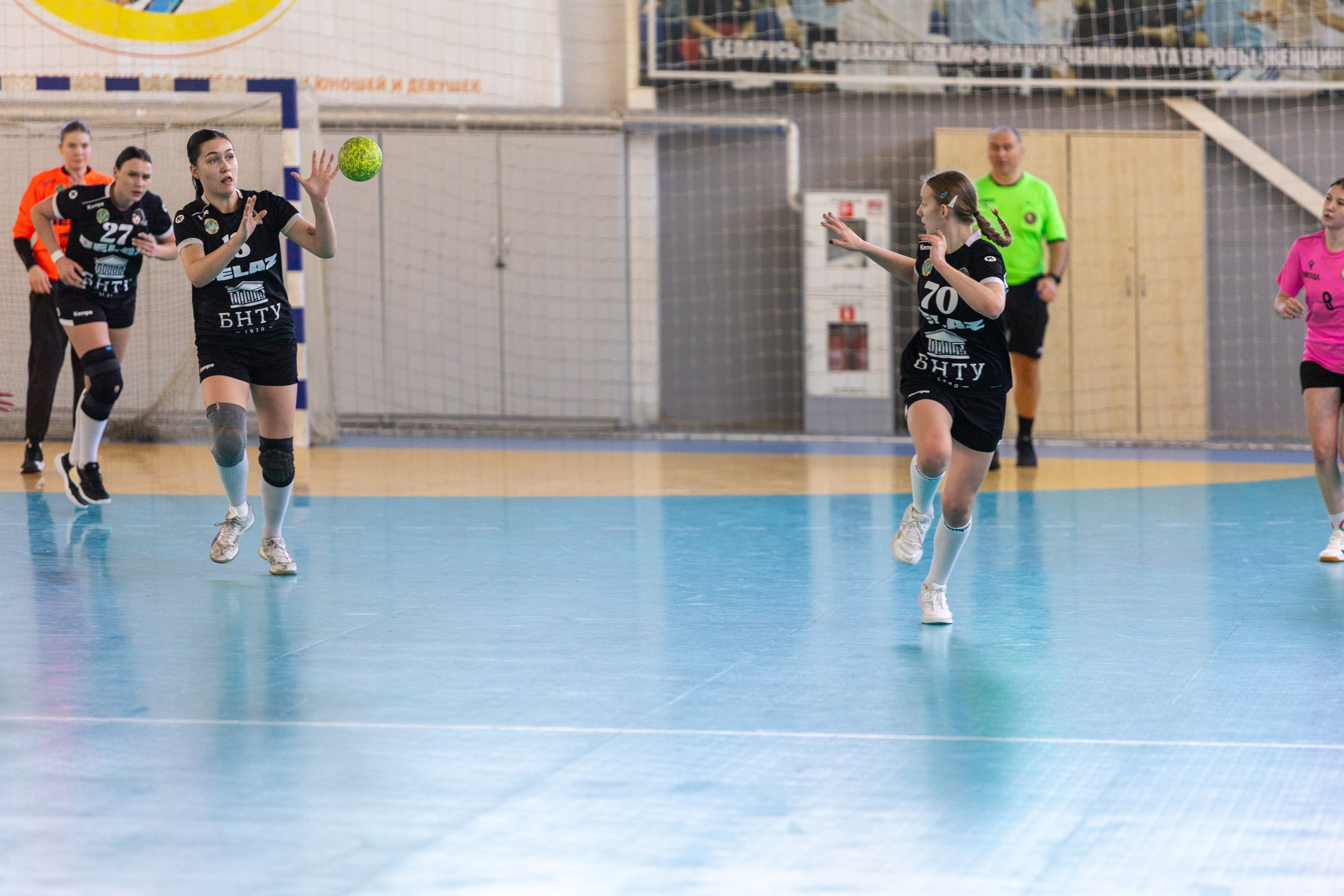 Женский гандбол. Лучшие кадры. БНТУ — Звезда. 08.02.2025. Профессиональный интерьерный и репортажный фотограф Минск и РБ. Максим Орлов