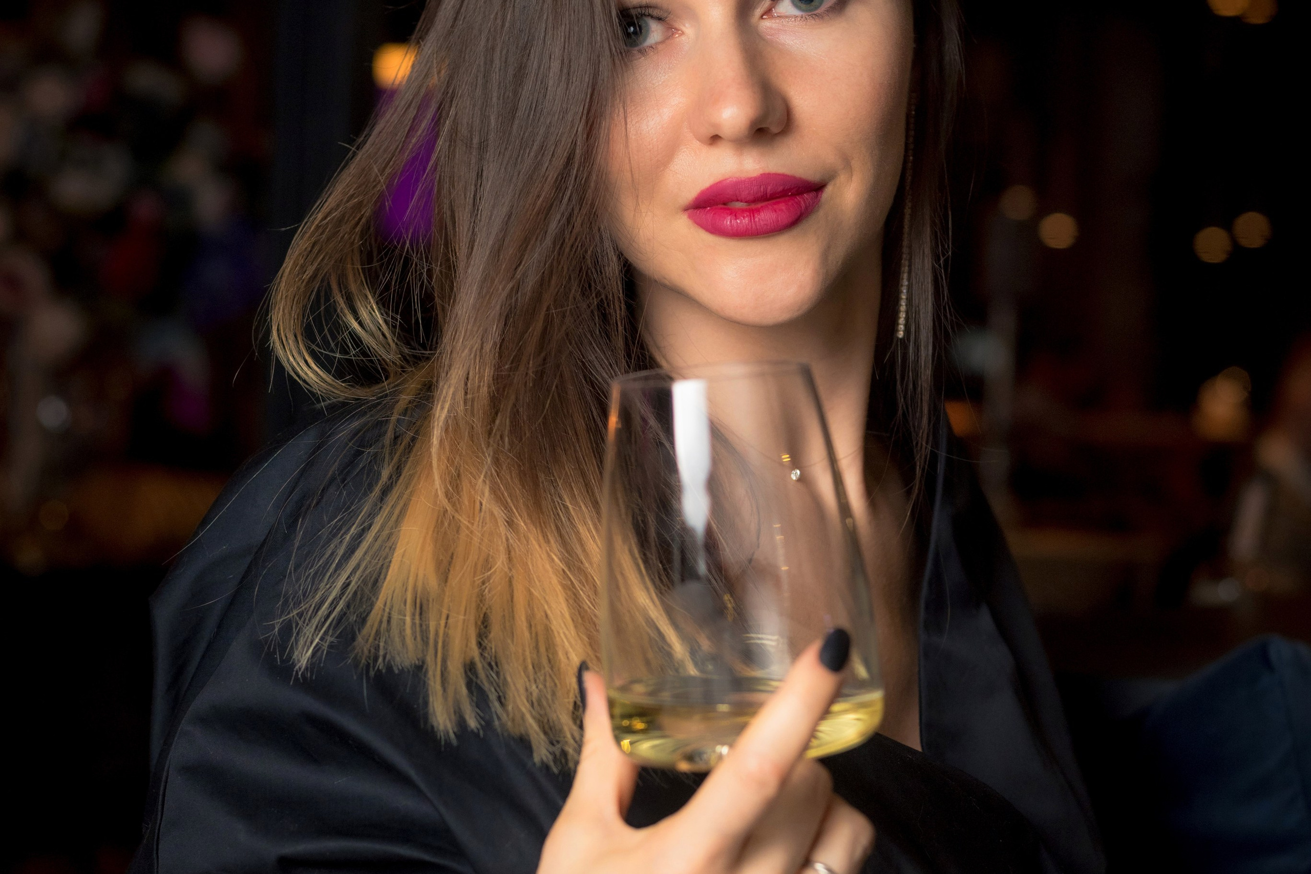 Оля и Юля в кафе «Березка». Профессиональный интерьерный и репортажный фотограф Минск и РБ. Максим Орлов