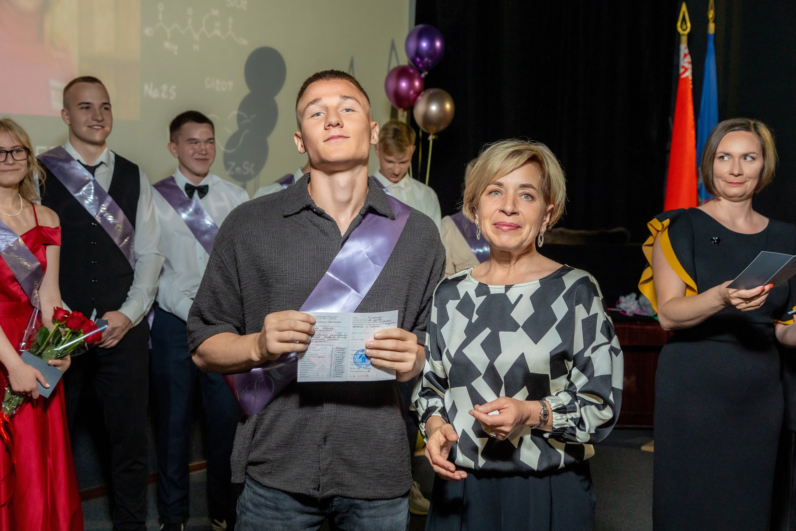 Вручение дипломов. 47 школа. Профессиональный интерьерный и репортажный фотограф Минск и РБ. Максим Орлов