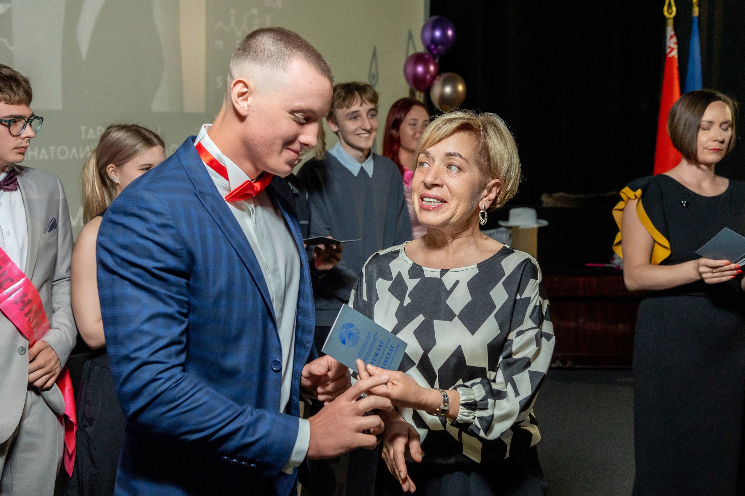 Вручение дипломов. 47 школа. Профессиональный интерьерный и репортажный фотограф Минск и РБ. Максим Орлов