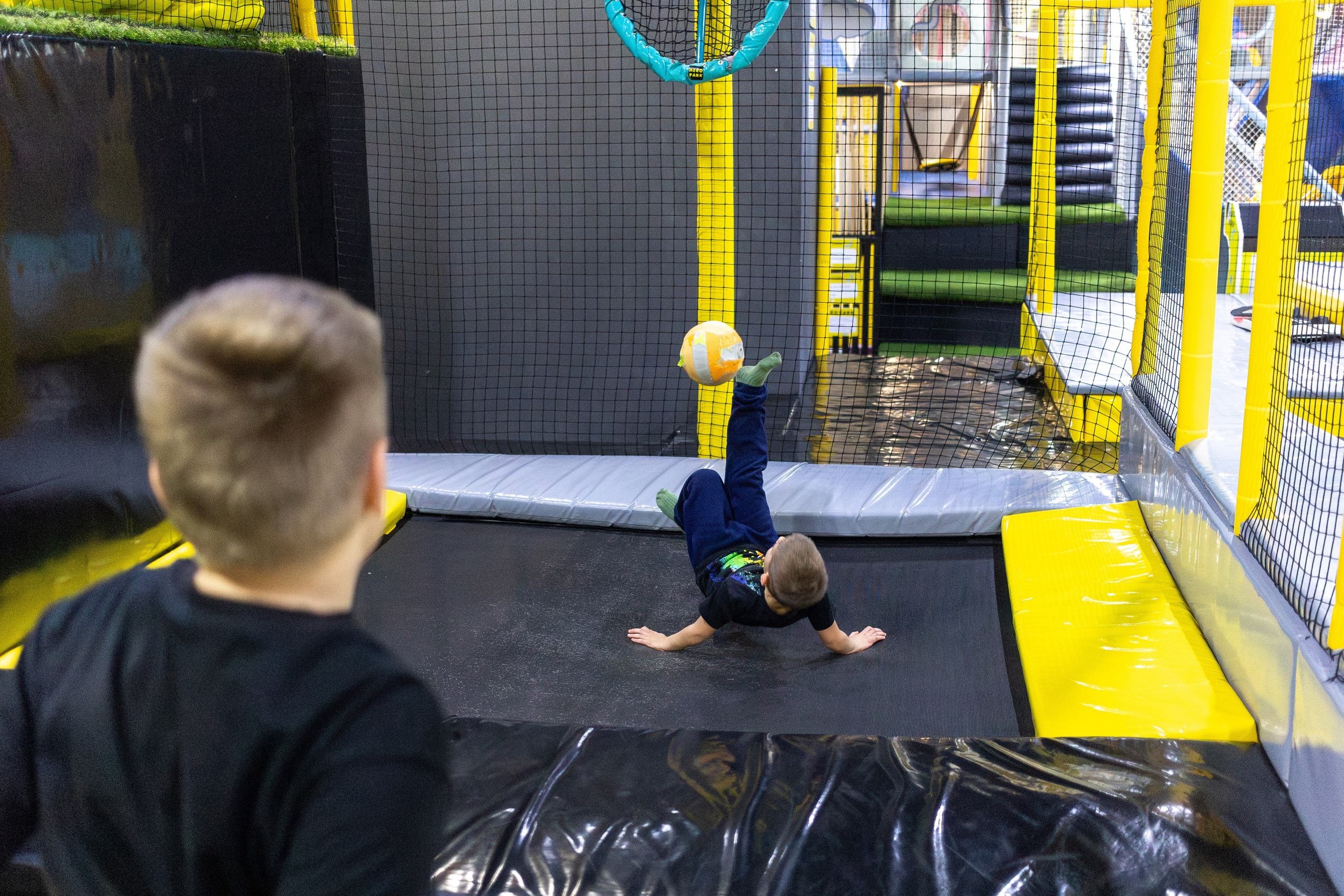 ДР Влада (батутная арена). Профессиональный интерьерный и репортажный фотограф Минск и РБ. Максим Орлов