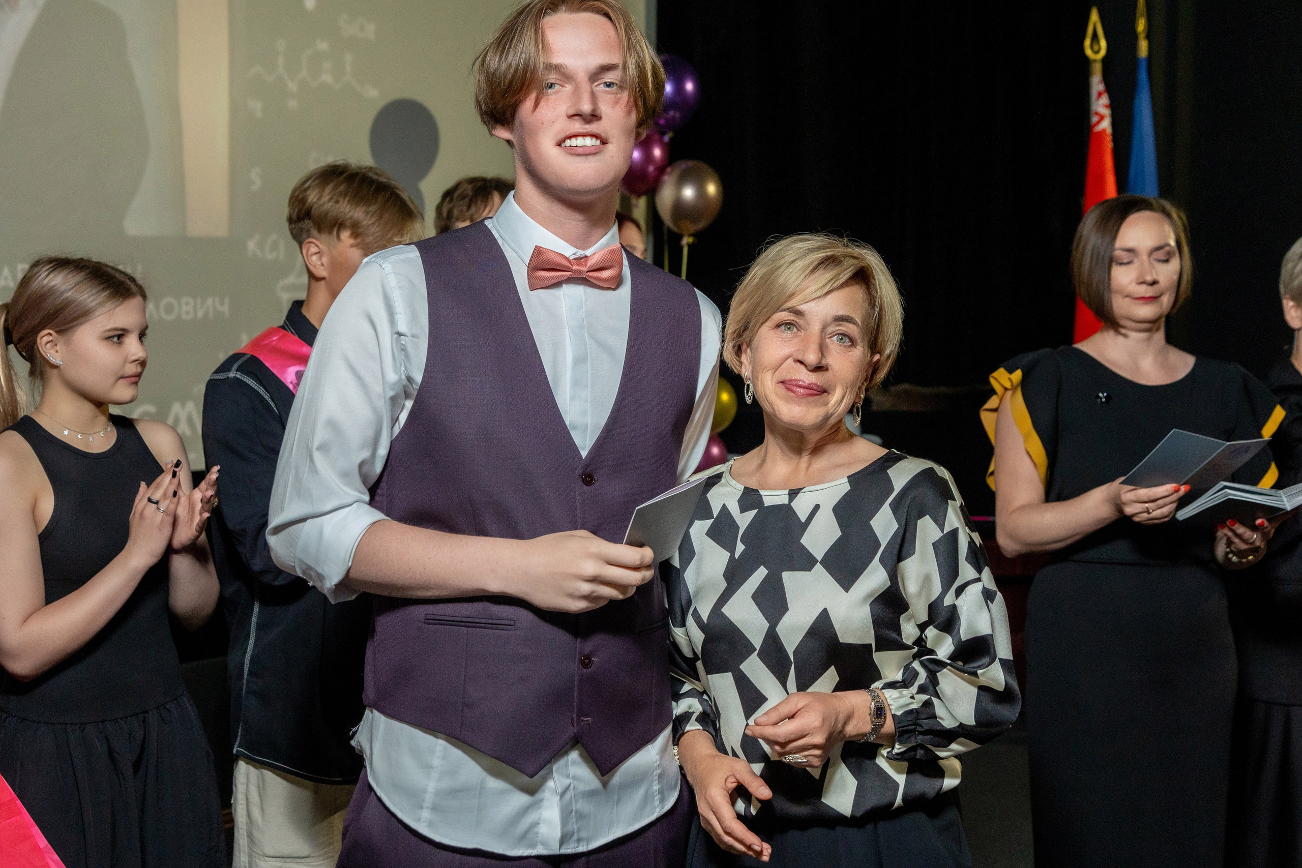 Вручение дипломов. 47 школа. Профессиональный интерьерный и репортажный фотограф Минск и РБ. Максим Орлов