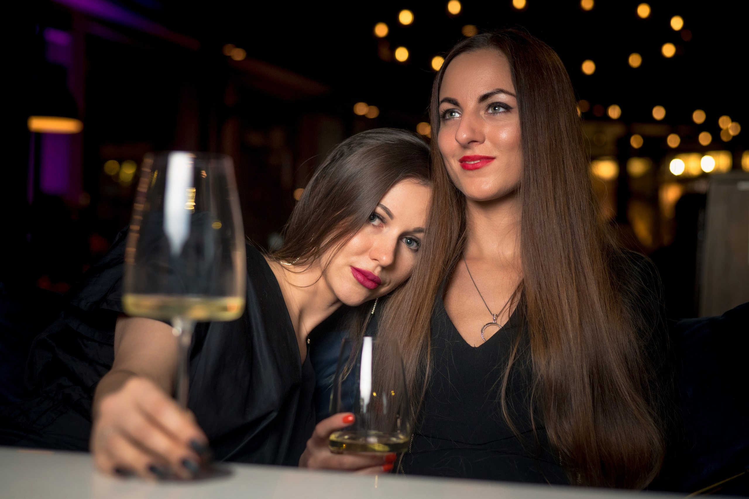 Оля и Юля в кафе «Березка». Профессиональный интерьерный и репортажный фотограф Минск и РБ. Максим Орлов