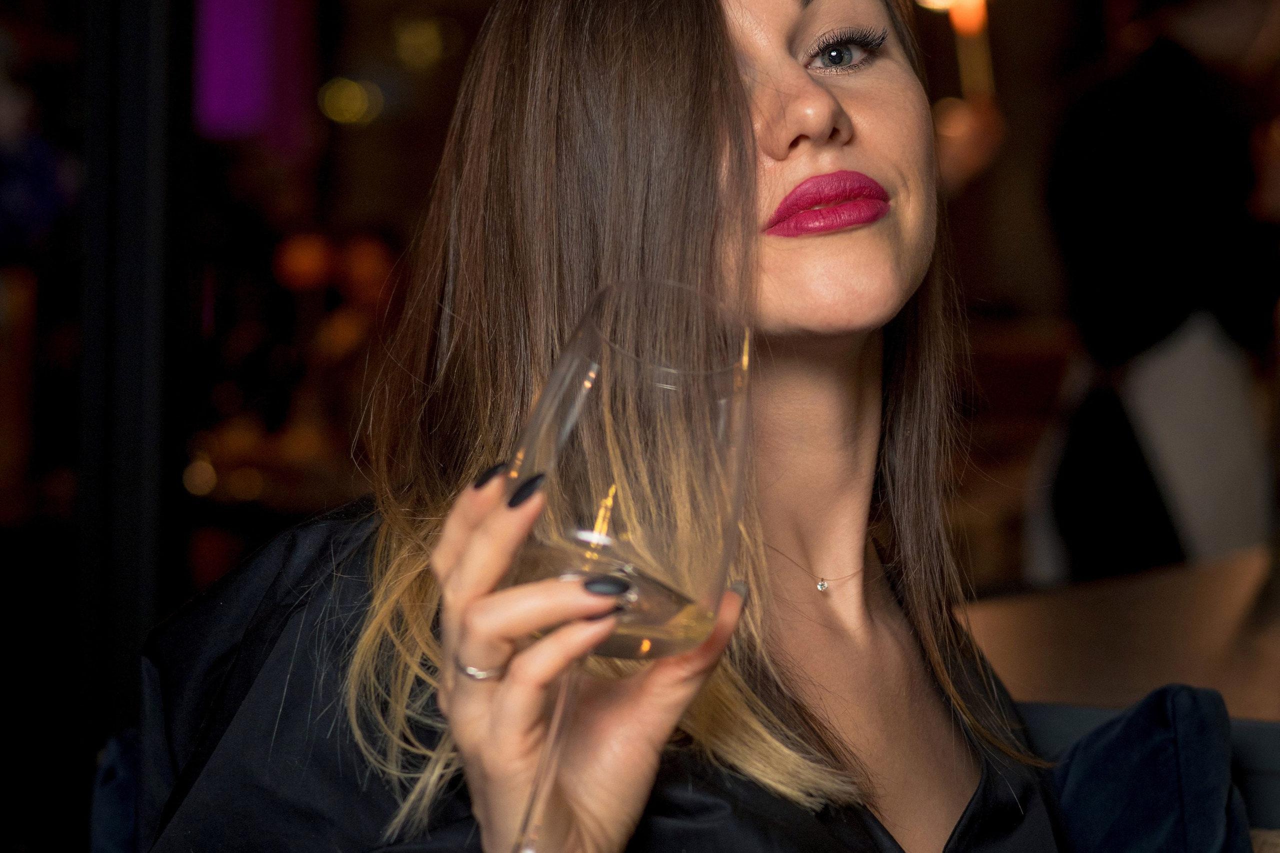 Оля и Юля в кафе «Березка». Профессиональный интерьерный и репортажный фотограф Минск и РБ. Максим Орлов