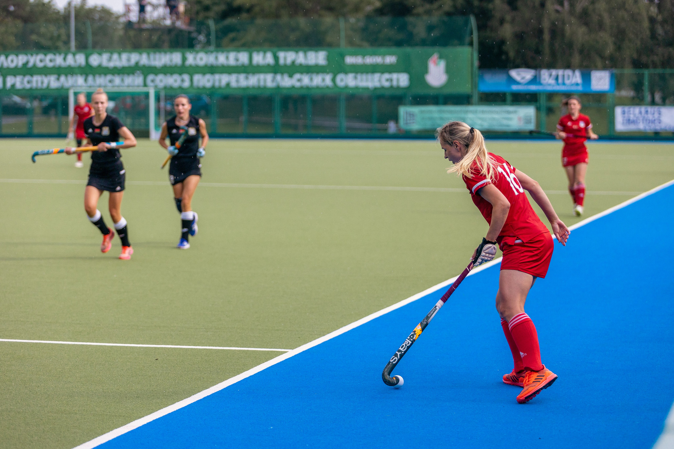 Хоккей на траве. Девушки. ХК Минск — ХК Виктория (Смолевичи) 10.06.2024. Профессиональный интерьерный и репортажный фотограф Минск и РБ. Максим Орлов