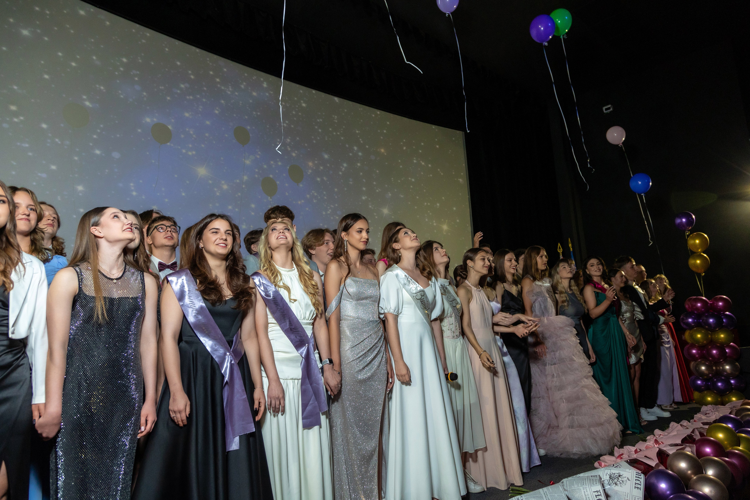 Вручение дипломов. 47 школа. Профессиональный интерьерный и репортажный фотограф Минск и РБ. Максим Орлов