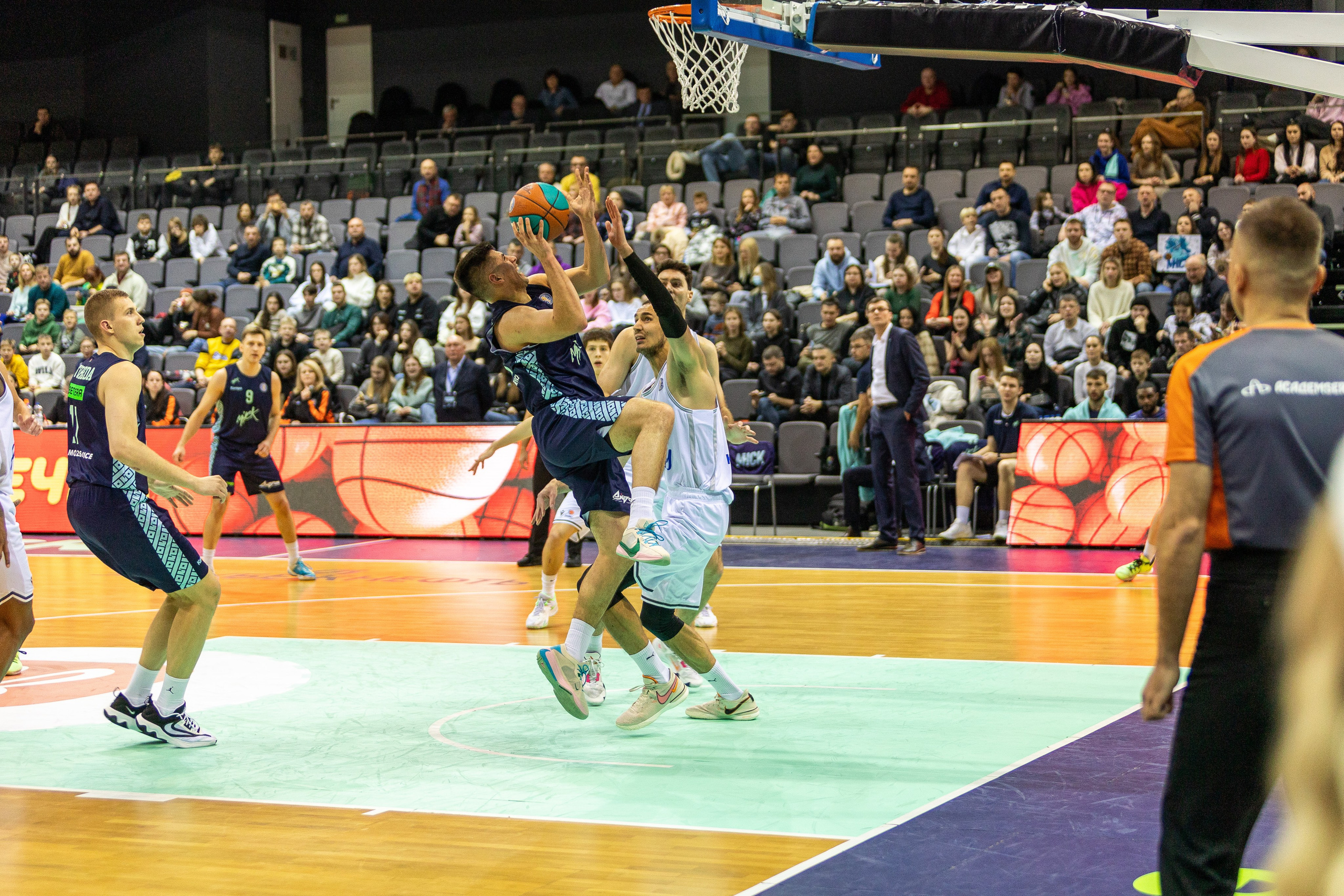 Баскетбол. Лучшие кадры. Минск — Енисей. 11.12.2023. Профессиональный интерьерный и репортажный фотограф Минск и РБ. Максим Орлов