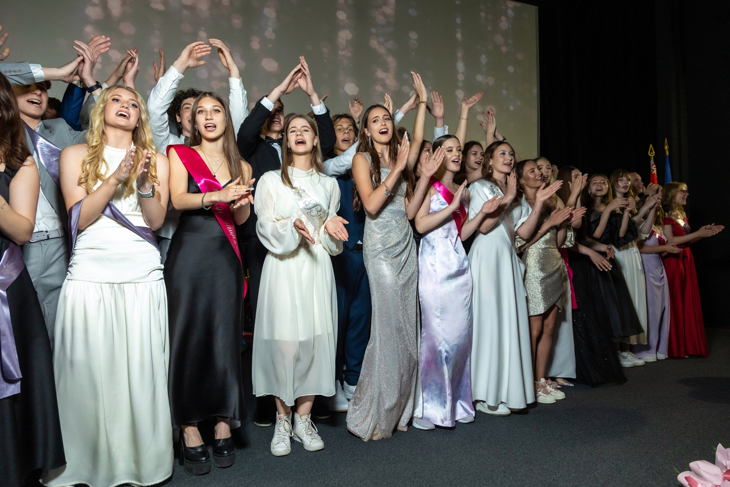 Вручение дипломов. 47 школа. Профессиональный интерьерный и репортажный фотограф Минск и РБ. Максим Орлов