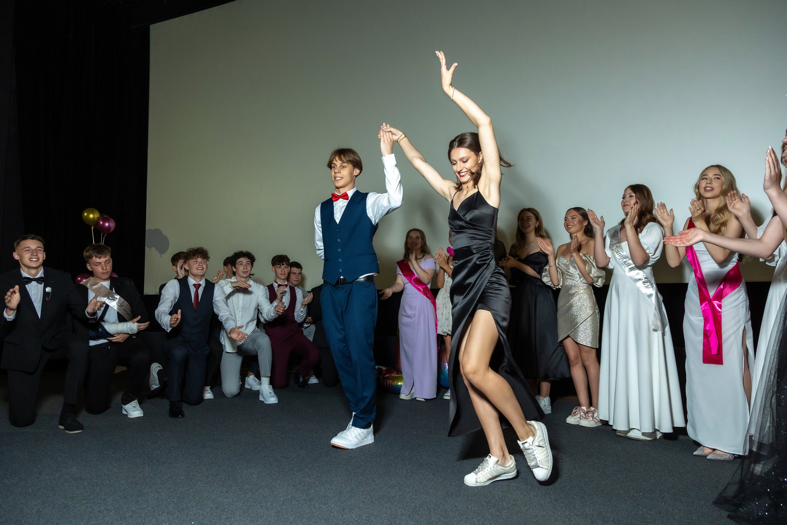 Вручение дипломов. 47 школа. Профессиональный интерьерный и репортажный фотограф Минск и РБ. Максим Орлов