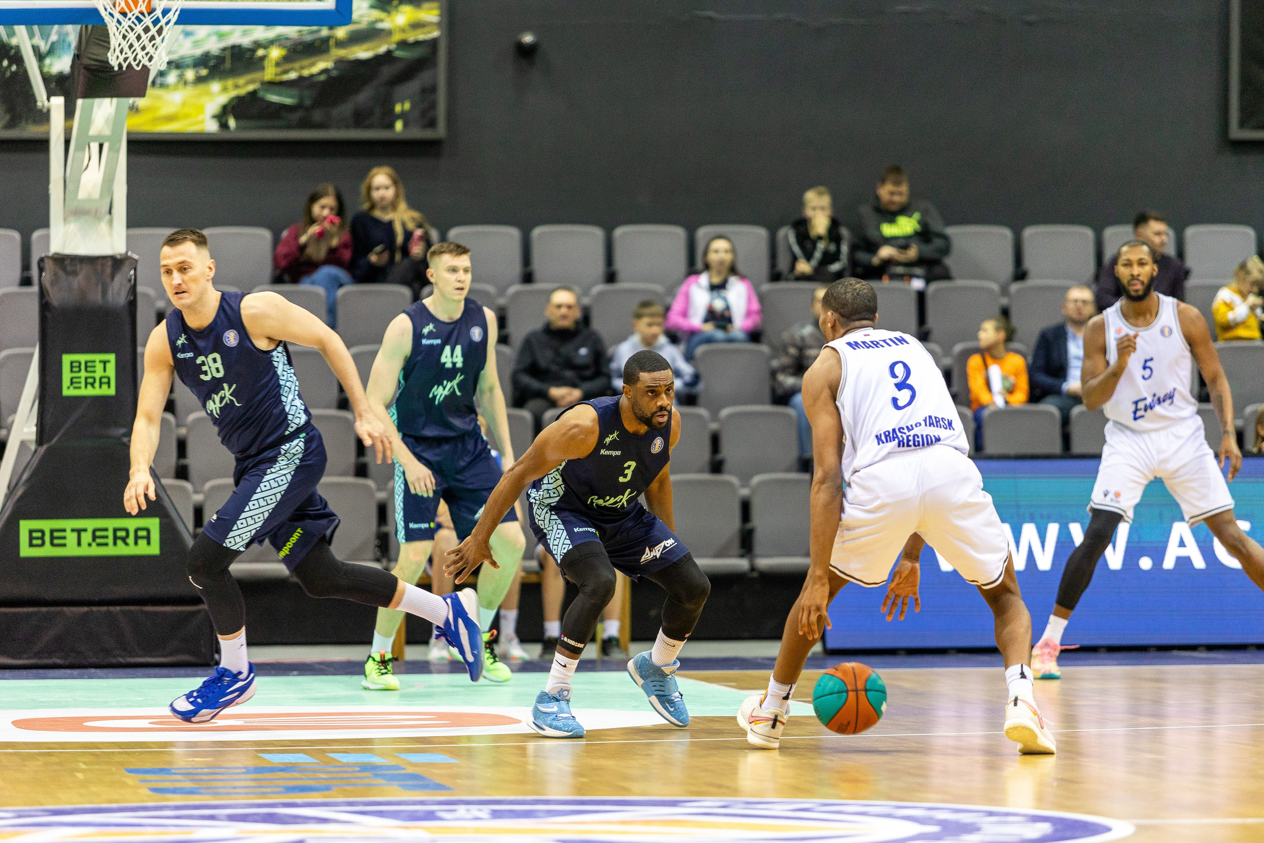 Баскетбол. Лучшие кадры. Минск — Енисей. 11.12.2023. Профессиональный интерьерный и репортажный фотограф Минск и РБ. Максим Орлов