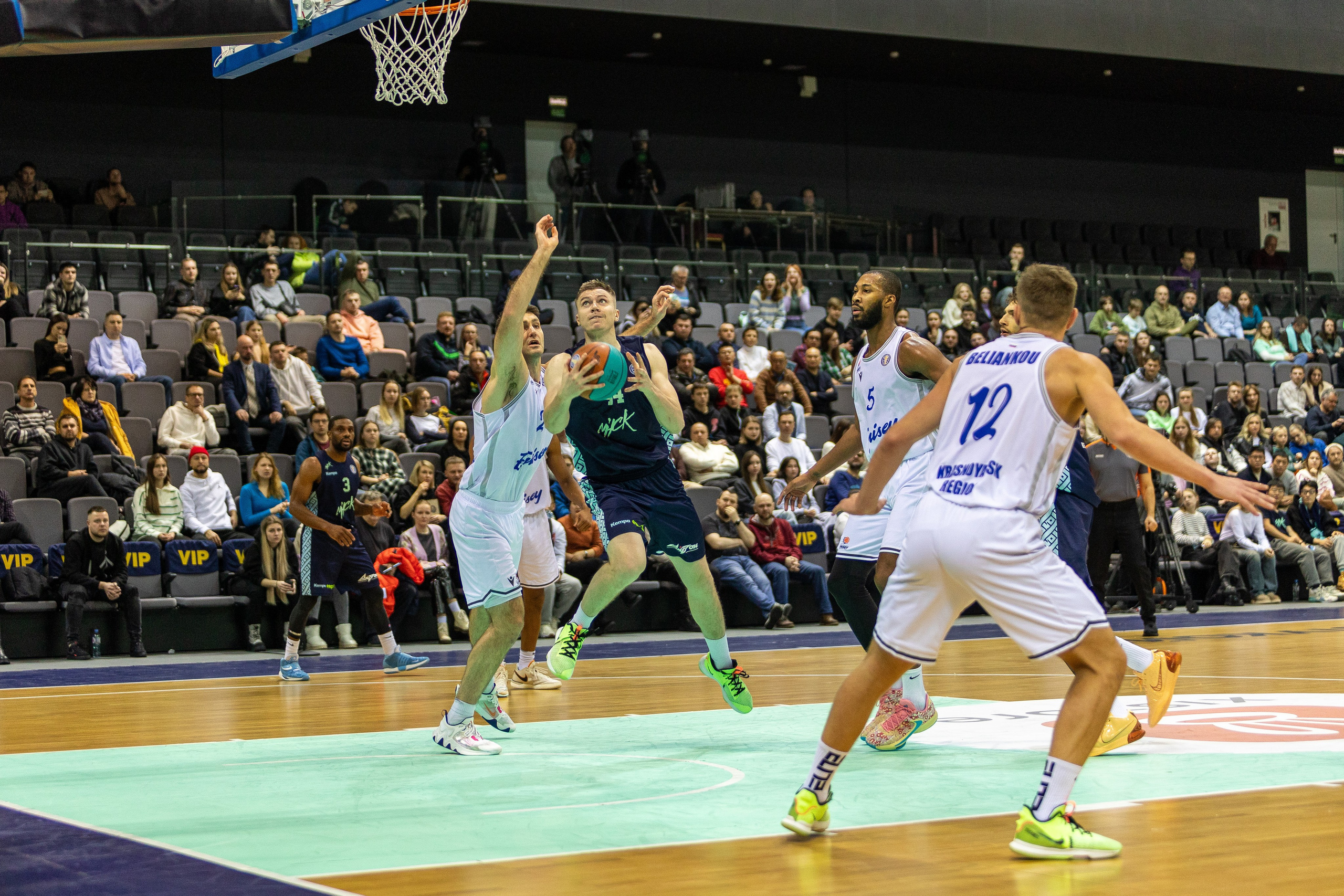 Баскетбол. Лучшие кадры. Минск — Енисей. 11.12.2023. Профессиональный интерьерный и репортажный фотограф Минск и РБ. Максим Орлов