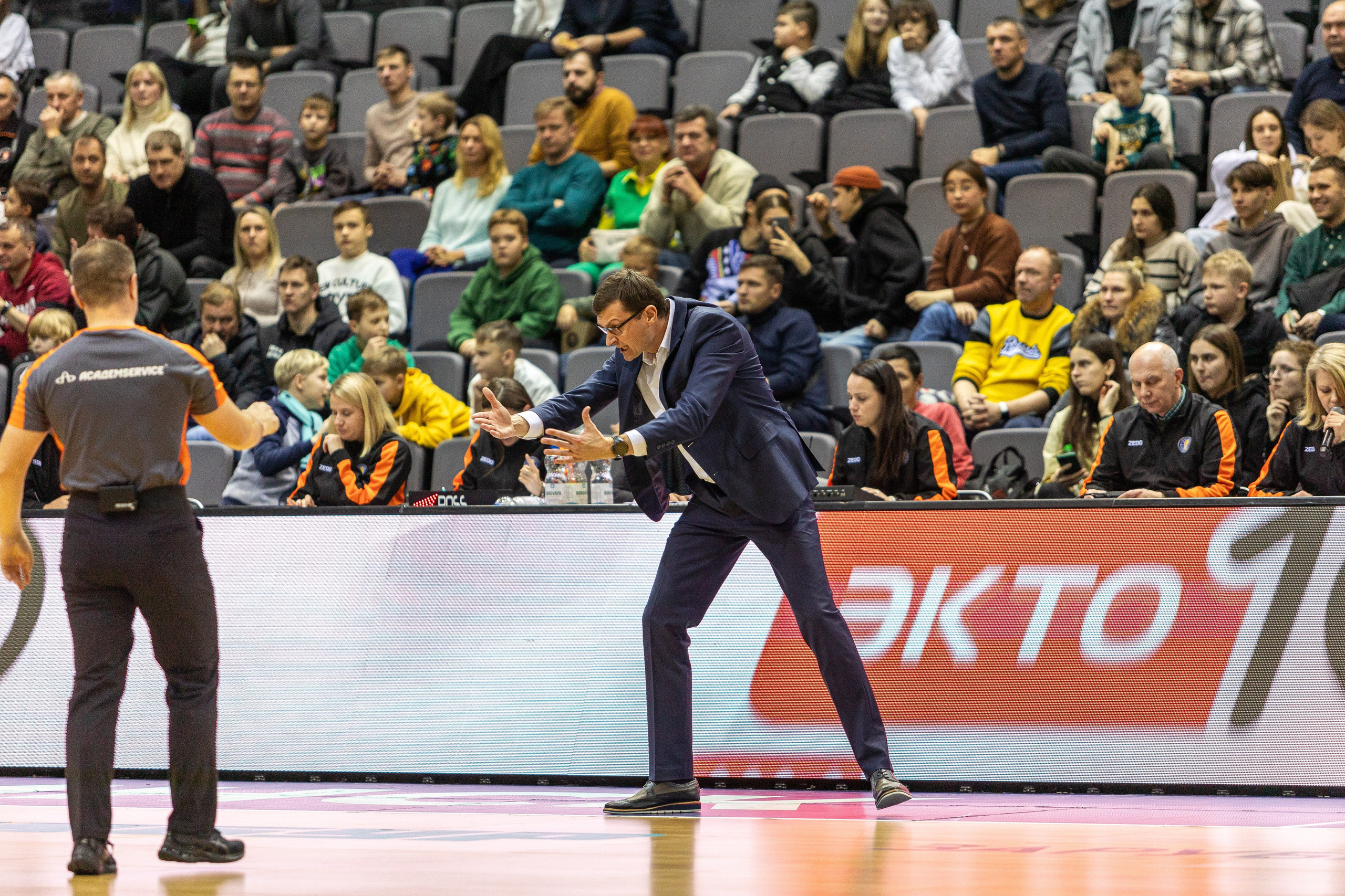 Баскетбол. Лучшие кадры. Минск — Енисей. 11.12.2023. Профессиональный интерьерный и репортажный фотограф Минск и РБ. Максим Орлов