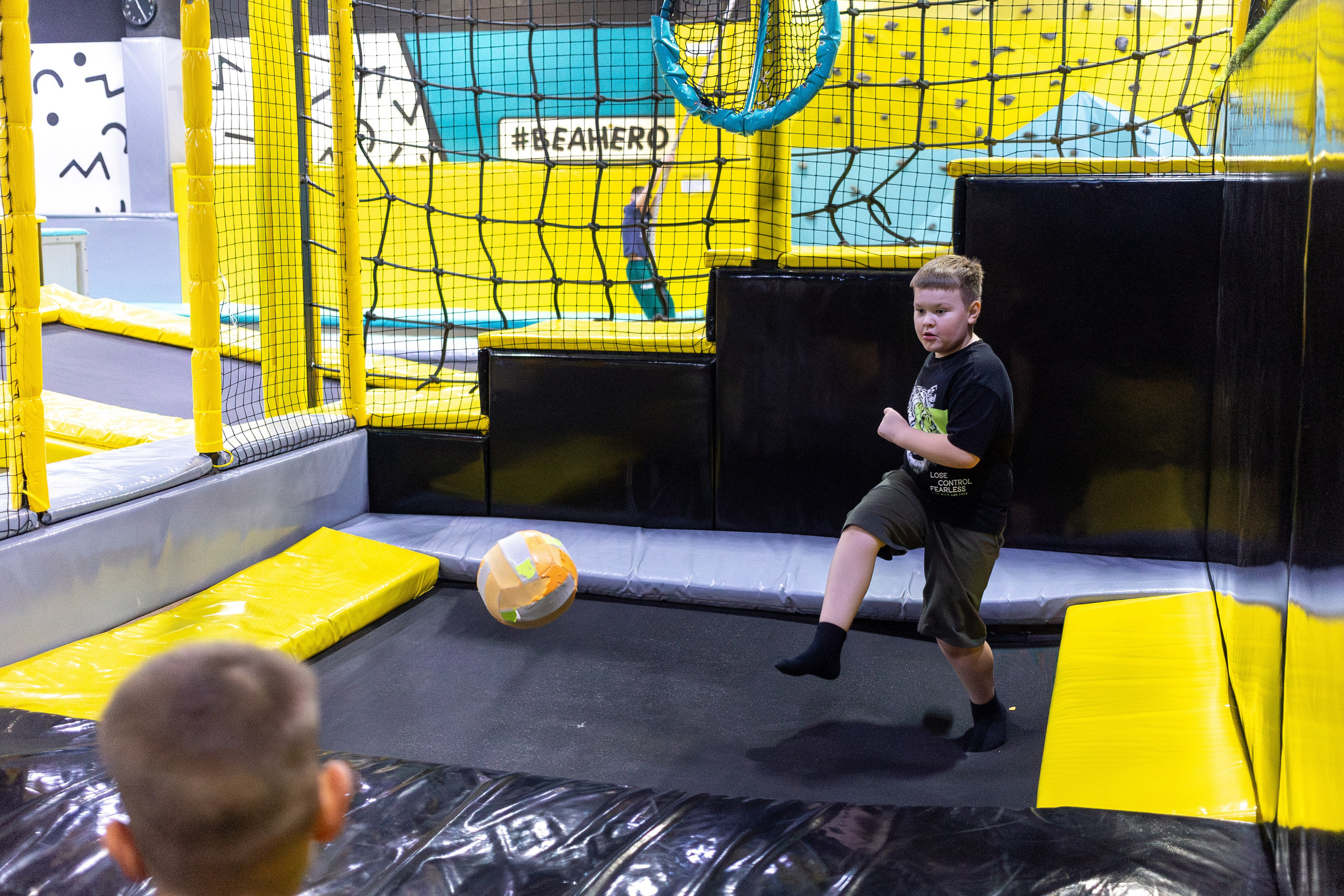 ДР Влада (батутная арена). Профессиональный интерьерный и репортажный фотограф Минск и РБ. Максим Орлов