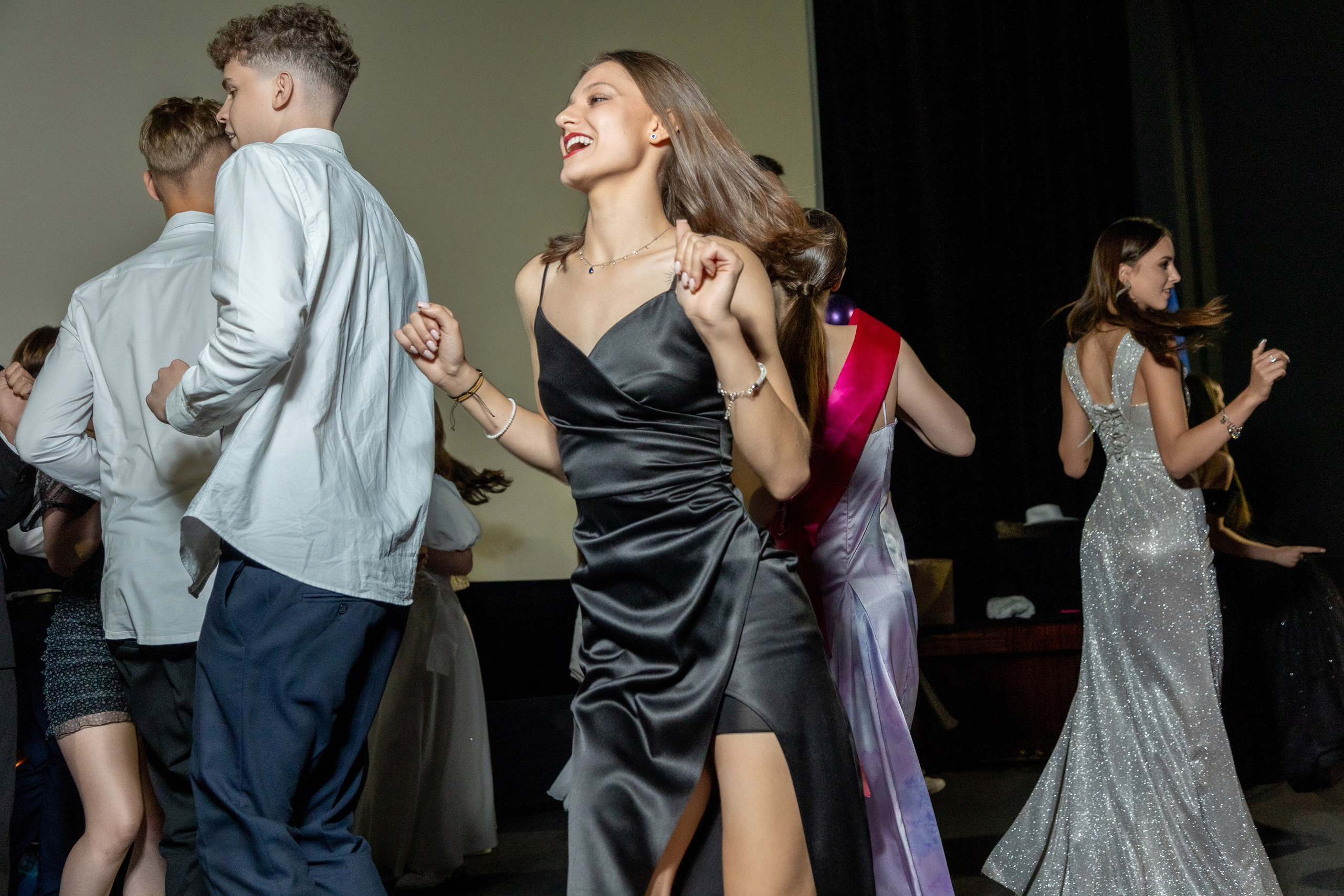 Вручение дипломов. 47 школа. Профессиональный интерьерный и репортажный фотограф Минск и РБ. Максим Орлов