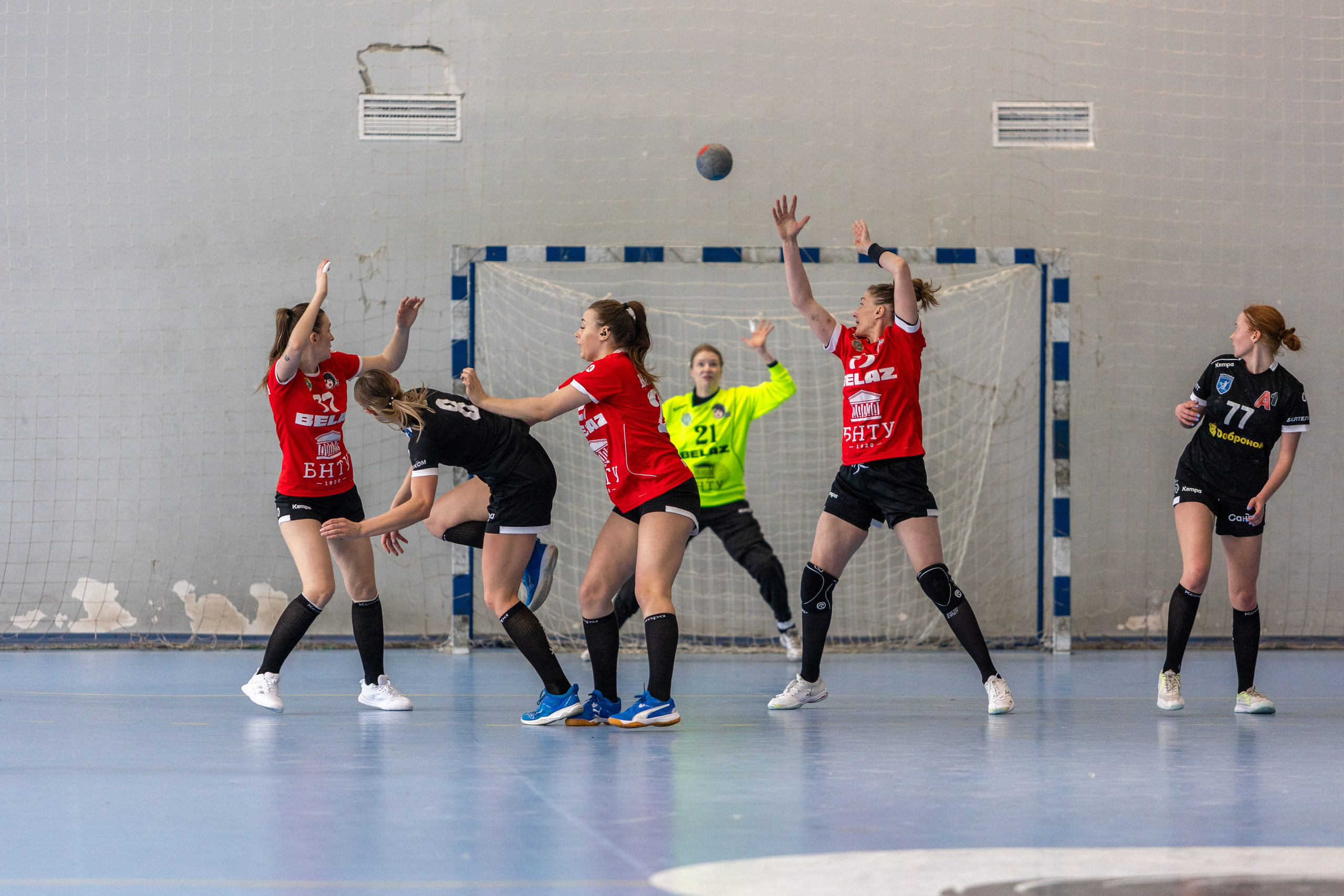 Гандбол. БНТУ — Березина. Профессиональный интерьерный и репортажный фотограф Минск и РБ. Максим Орлов